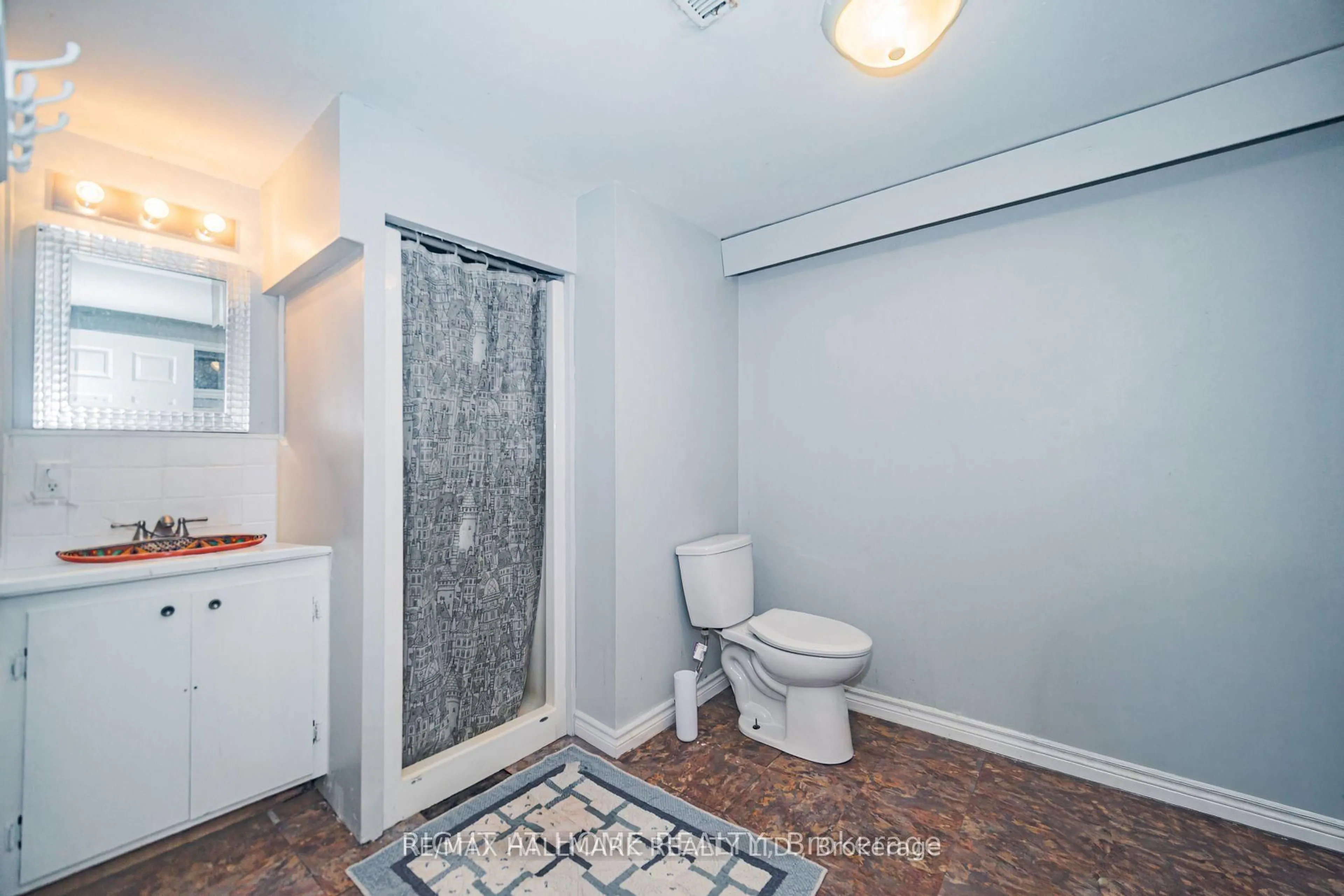 Standard bathroom, ceramic/tile floor for 4 Devins Dr, Aurora Ontario L4G 2Z1