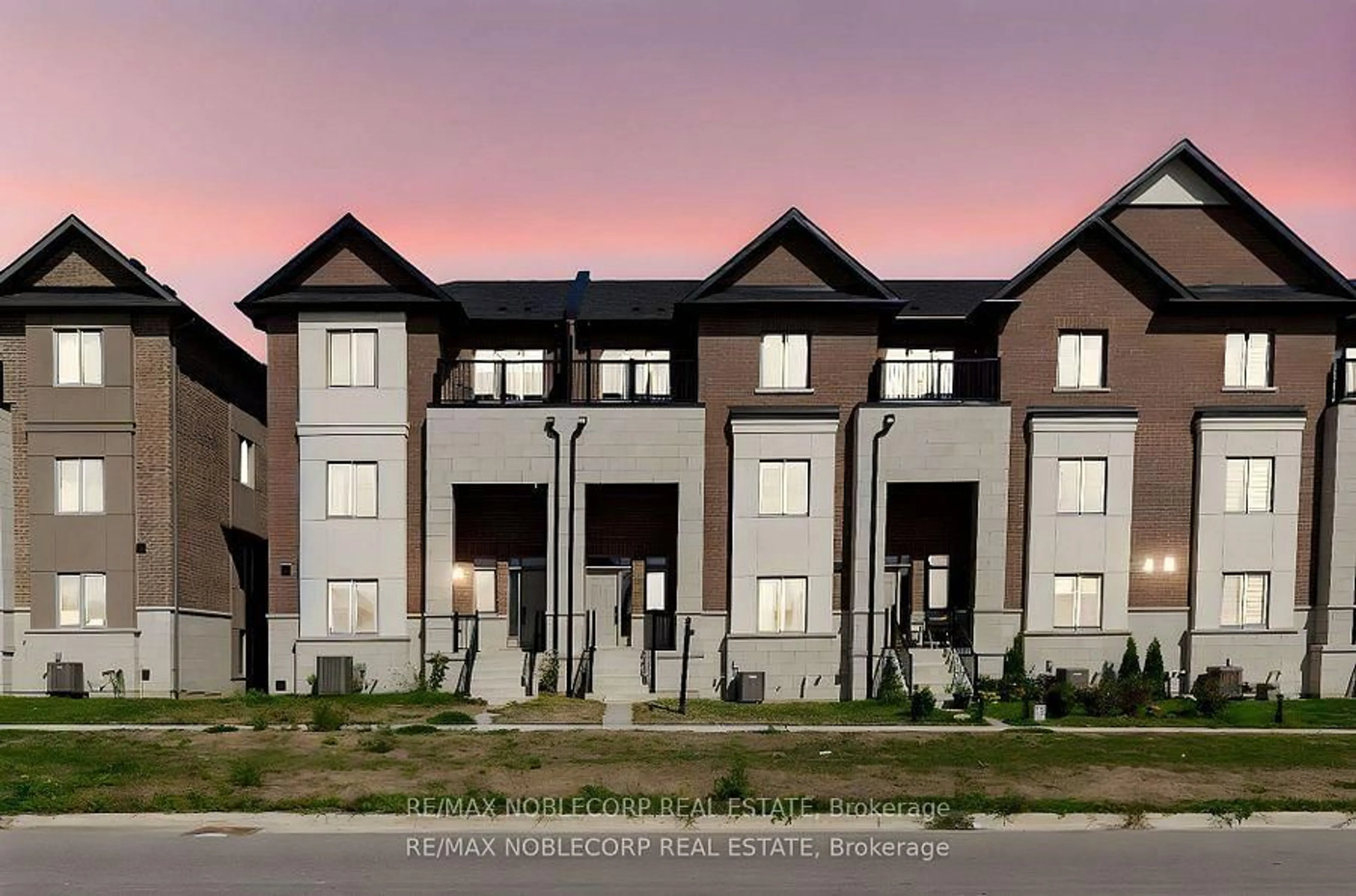 A pic from outside/outdoor area/front of a property/back of a property/a pic from drone, street for 34 Alan Williams Trl Tr, Uxbridge Ontario L9P 0R6