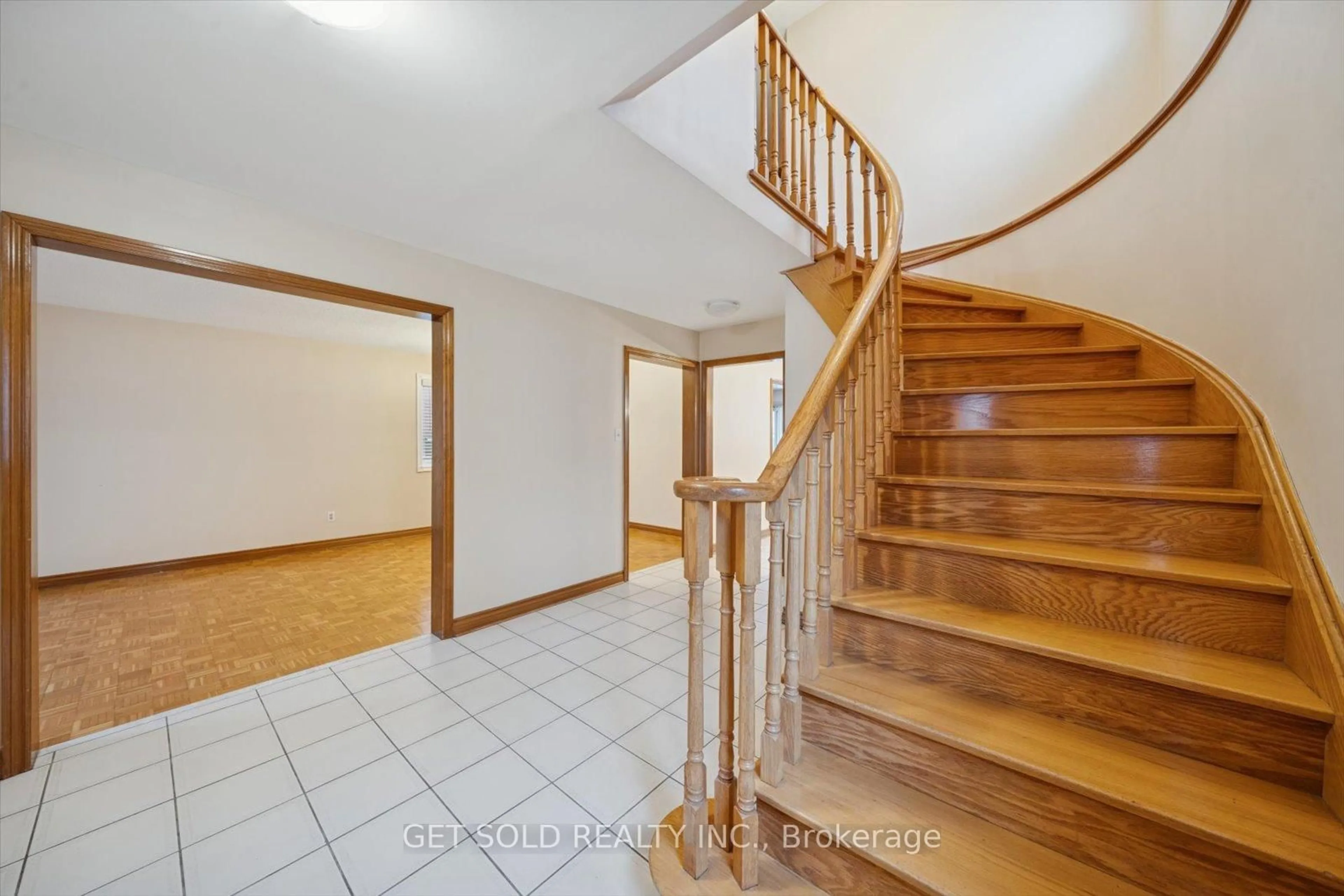 Indoor foyer for 99 Carmen Cres, Vaughan Ontario L4L 5P6