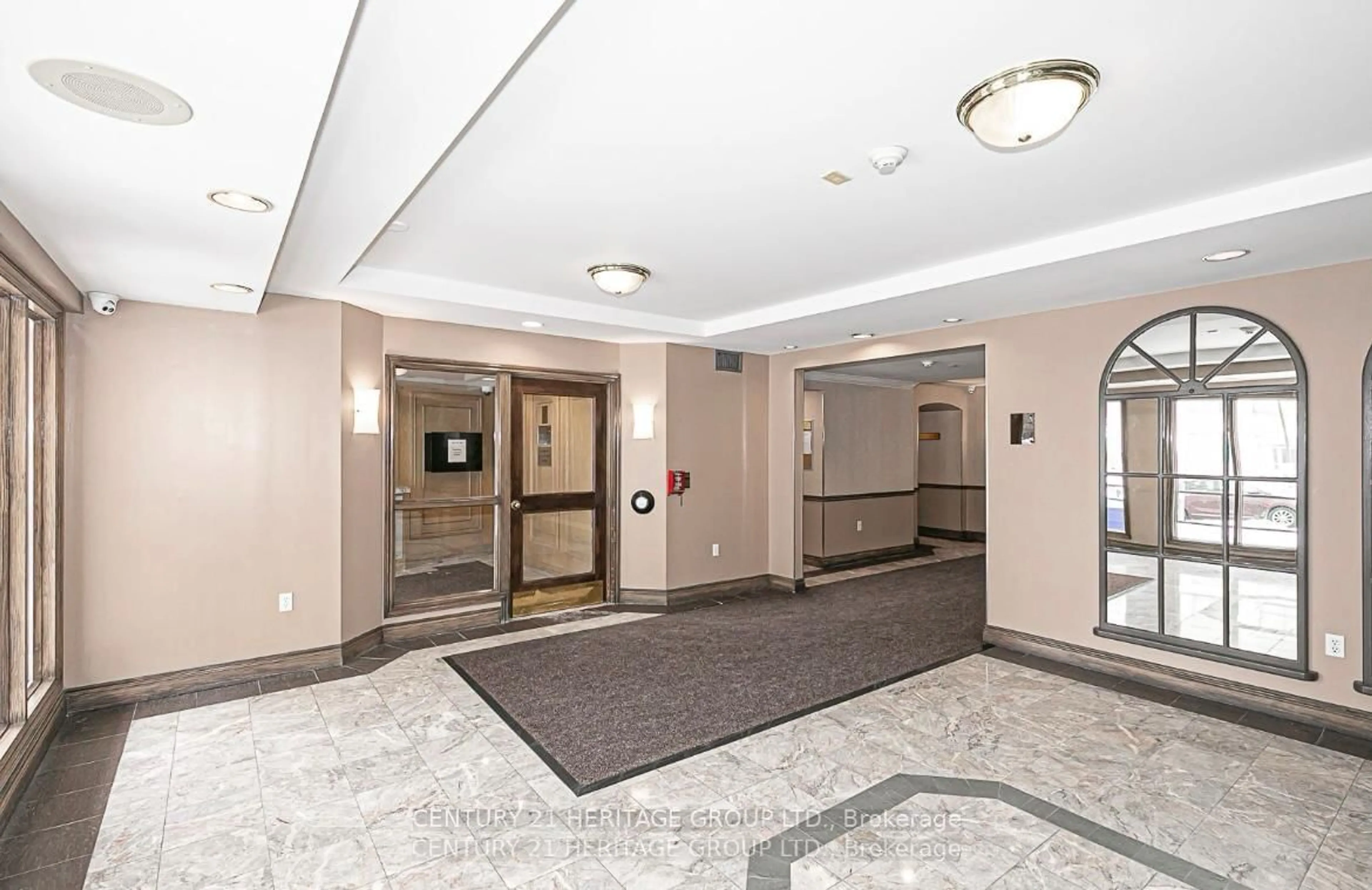 Indoor foyer for 270 Davis Dr #1112, Newmarket Ontario L3Y 8K2