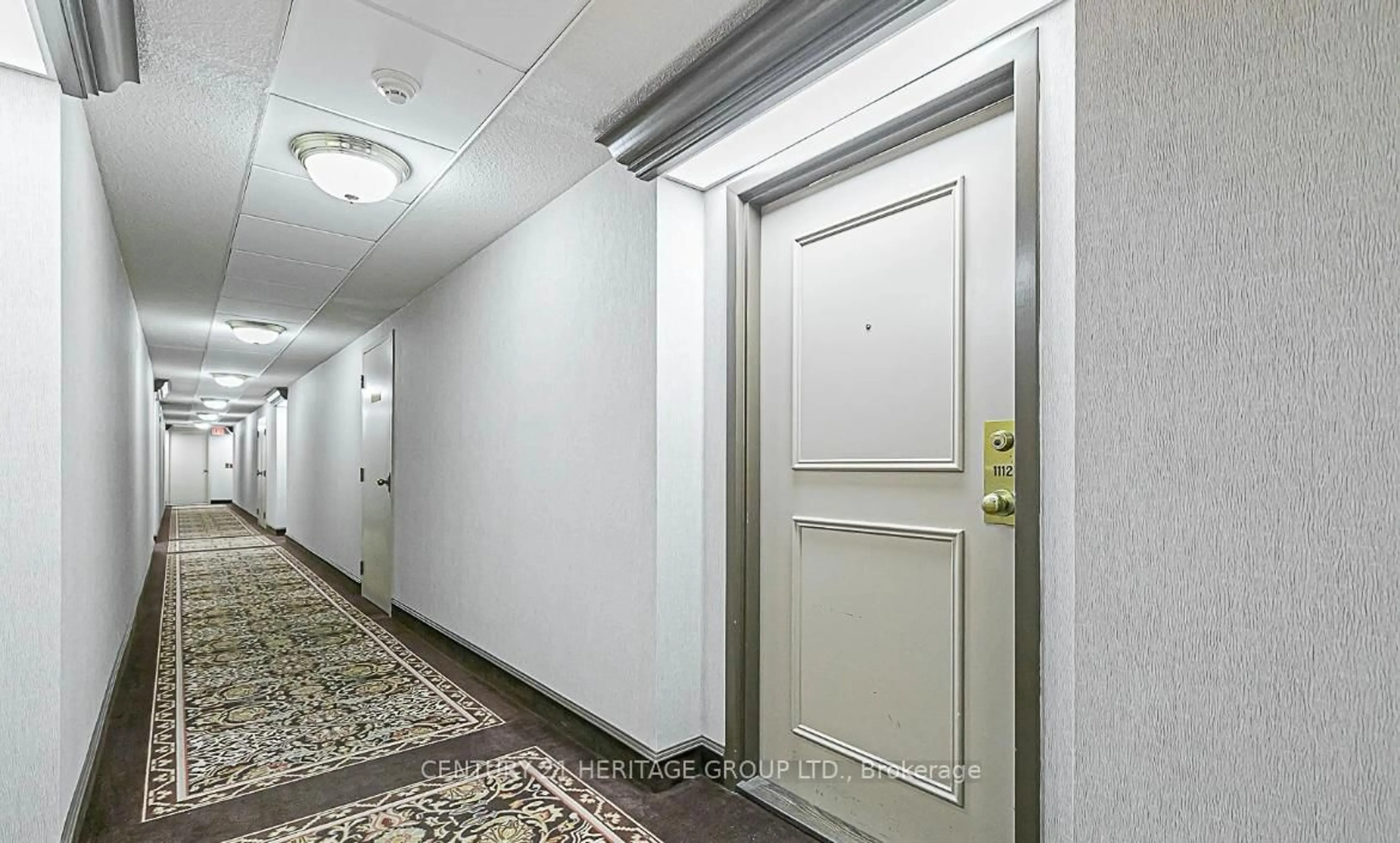 Indoor foyer for 270 Davis Dr #1112, Newmarket Ontario L3Y 8K2