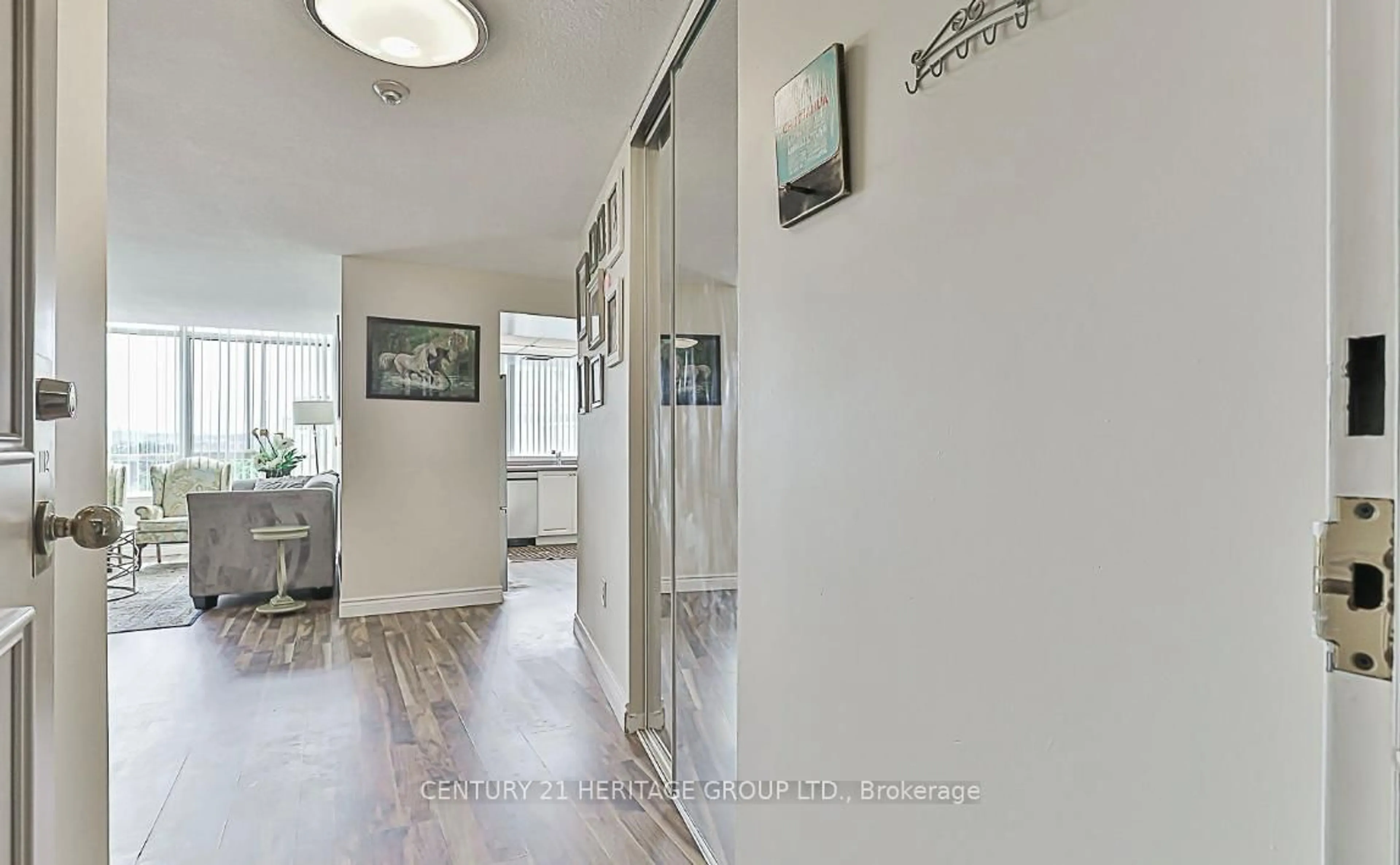 Indoor foyer for 270 Davis Dr #1112, Newmarket Ontario L3Y 8K2