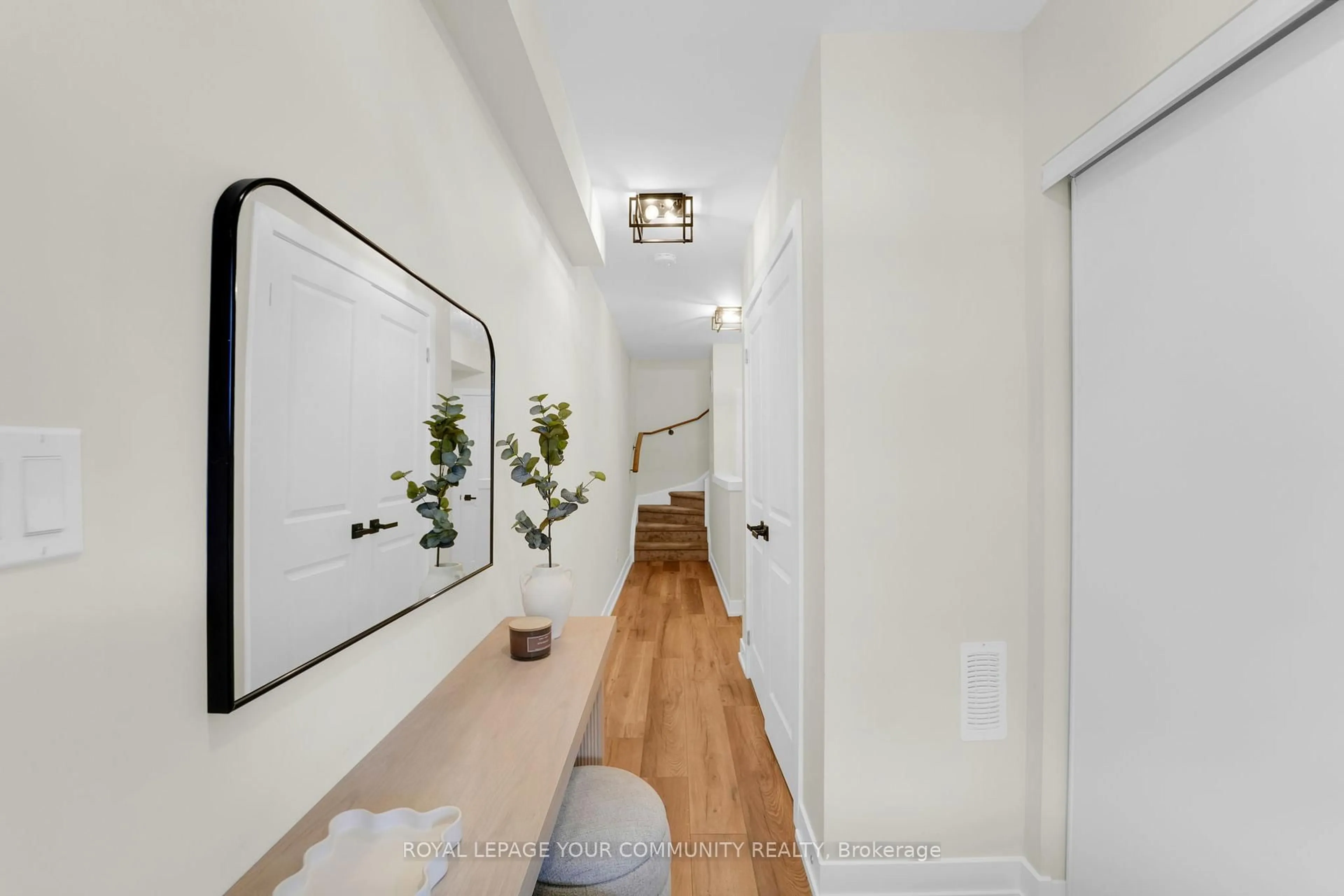 Indoor entryway for 132 Covington Cres, Whitchurch-Stouffville Ontario L4A 4W8