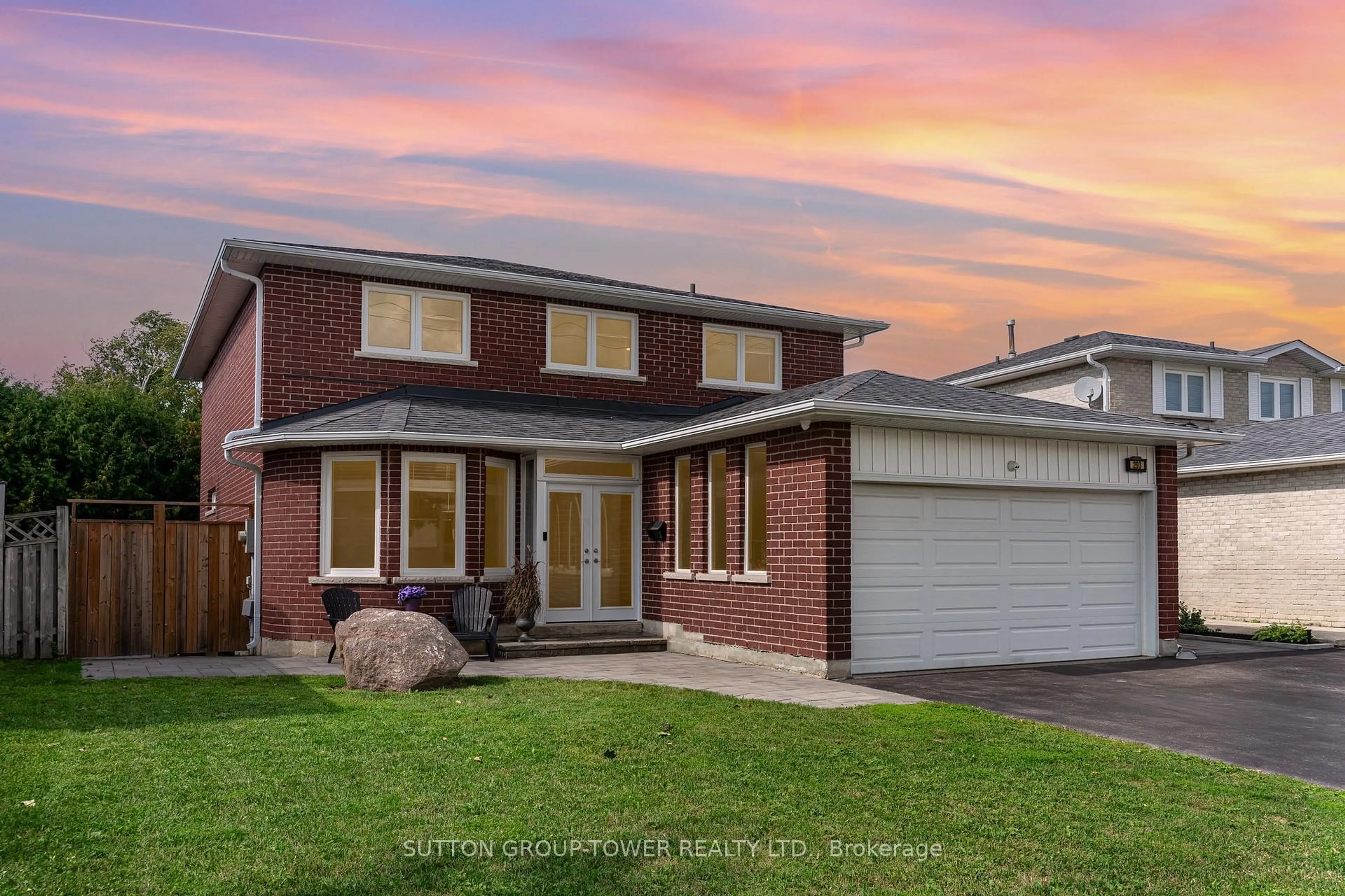 Home with brick exterior material, street for 293 London Rd, Newmarket Ontario L3Y 6L3