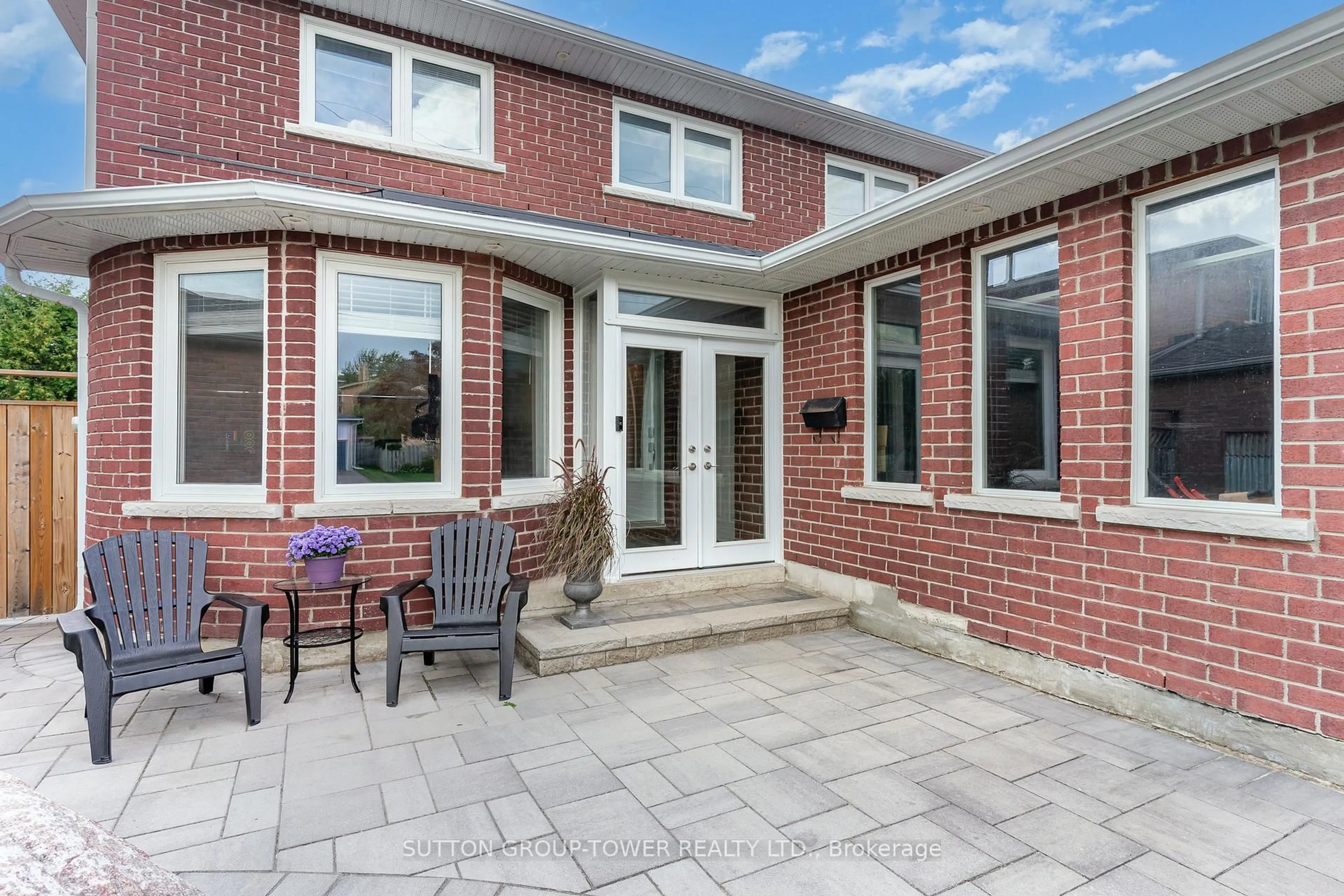 Home with brick exterior material, street for 293 London Rd, Newmarket Ontario L3Y 6L3