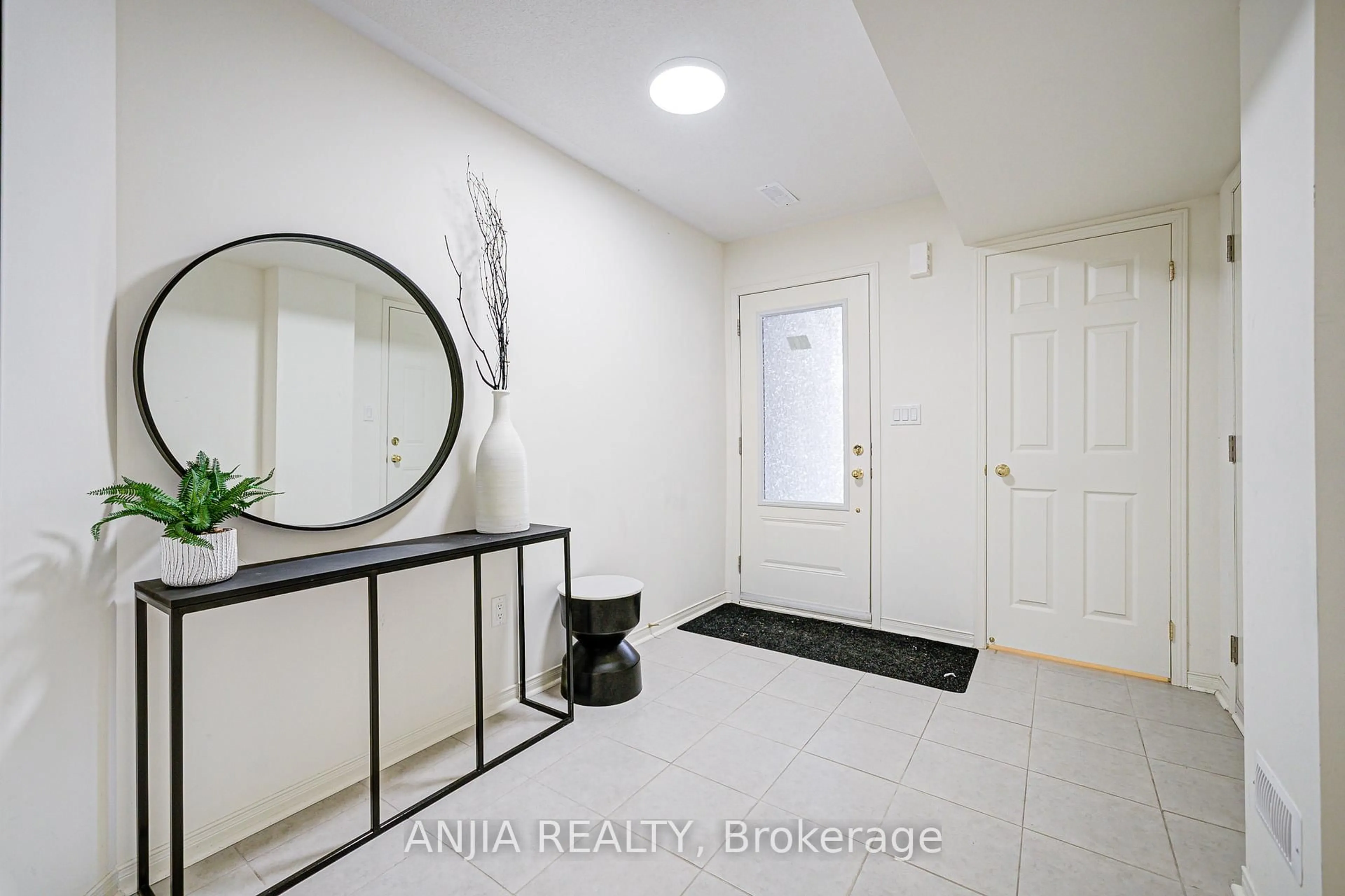 Indoor entryway for 105 Ness Dr, Richmond Hill Ontario L4S 0K9