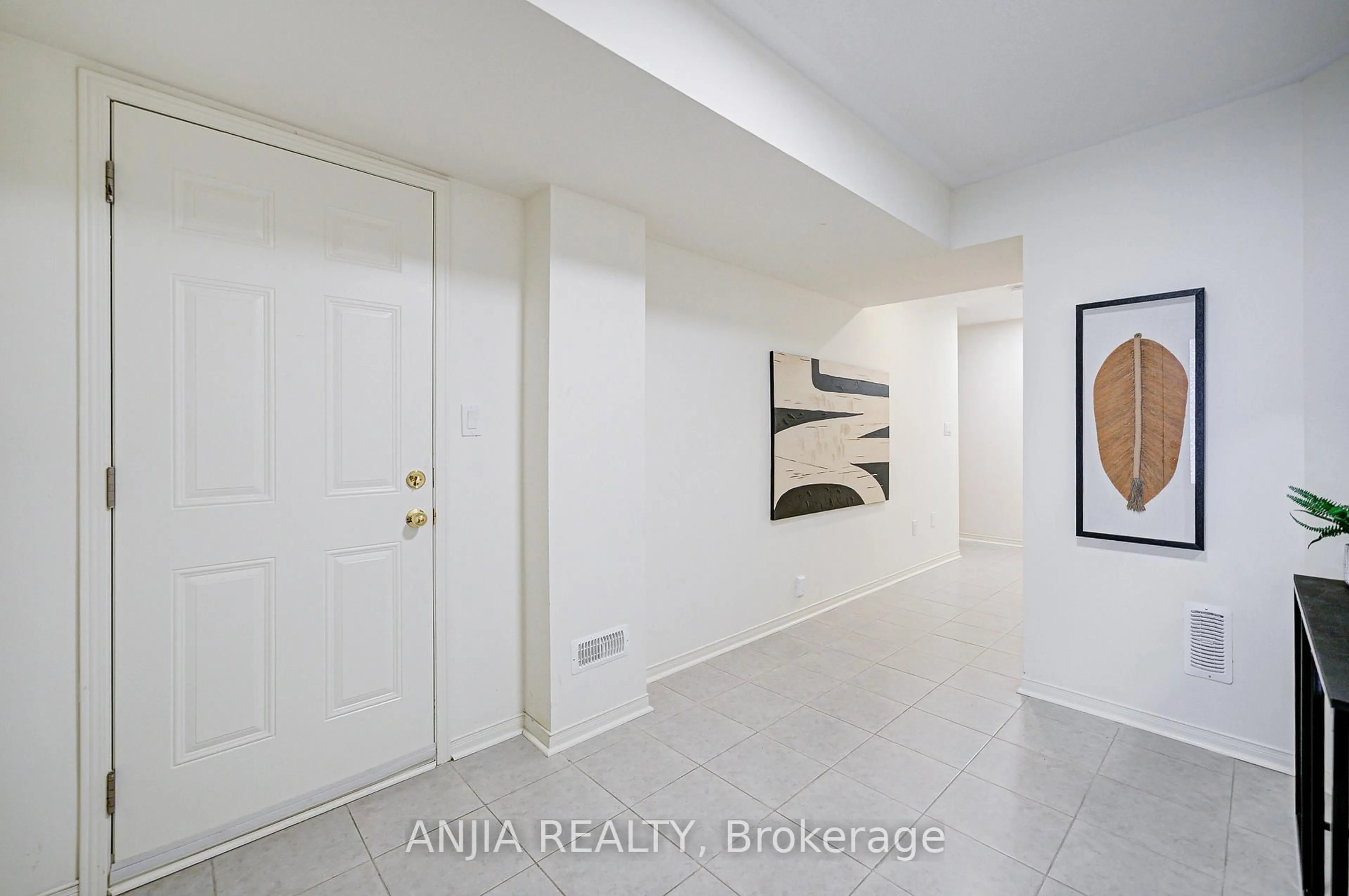 Indoor entryway for 105 Ness Dr, Richmond Hill Ontario L4S 0K9