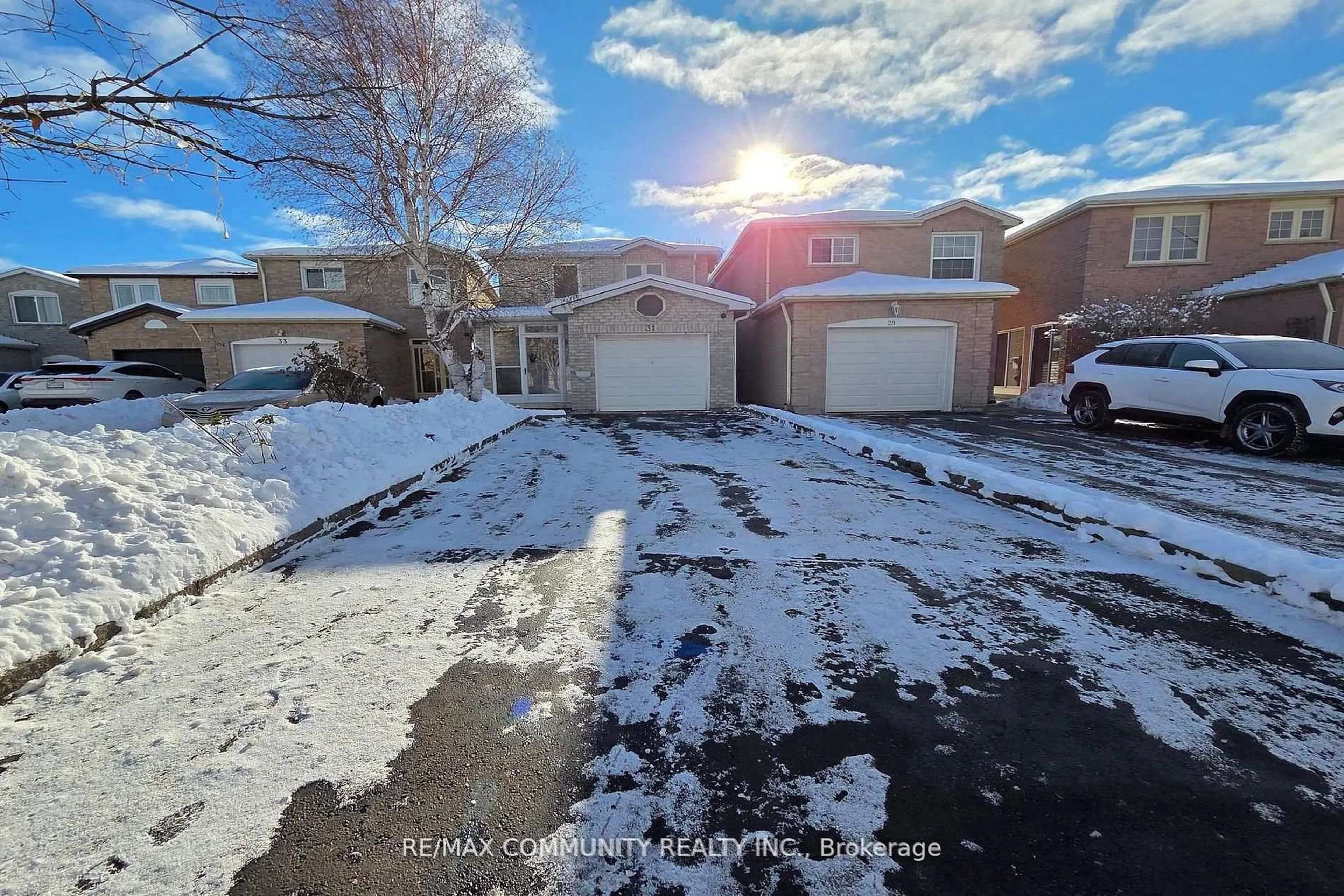 A pic from outside/outdoor area/front of a property/back of a property/a pic from drone, street for 31 Stather Cres, Markham Ontario L3S 1C9