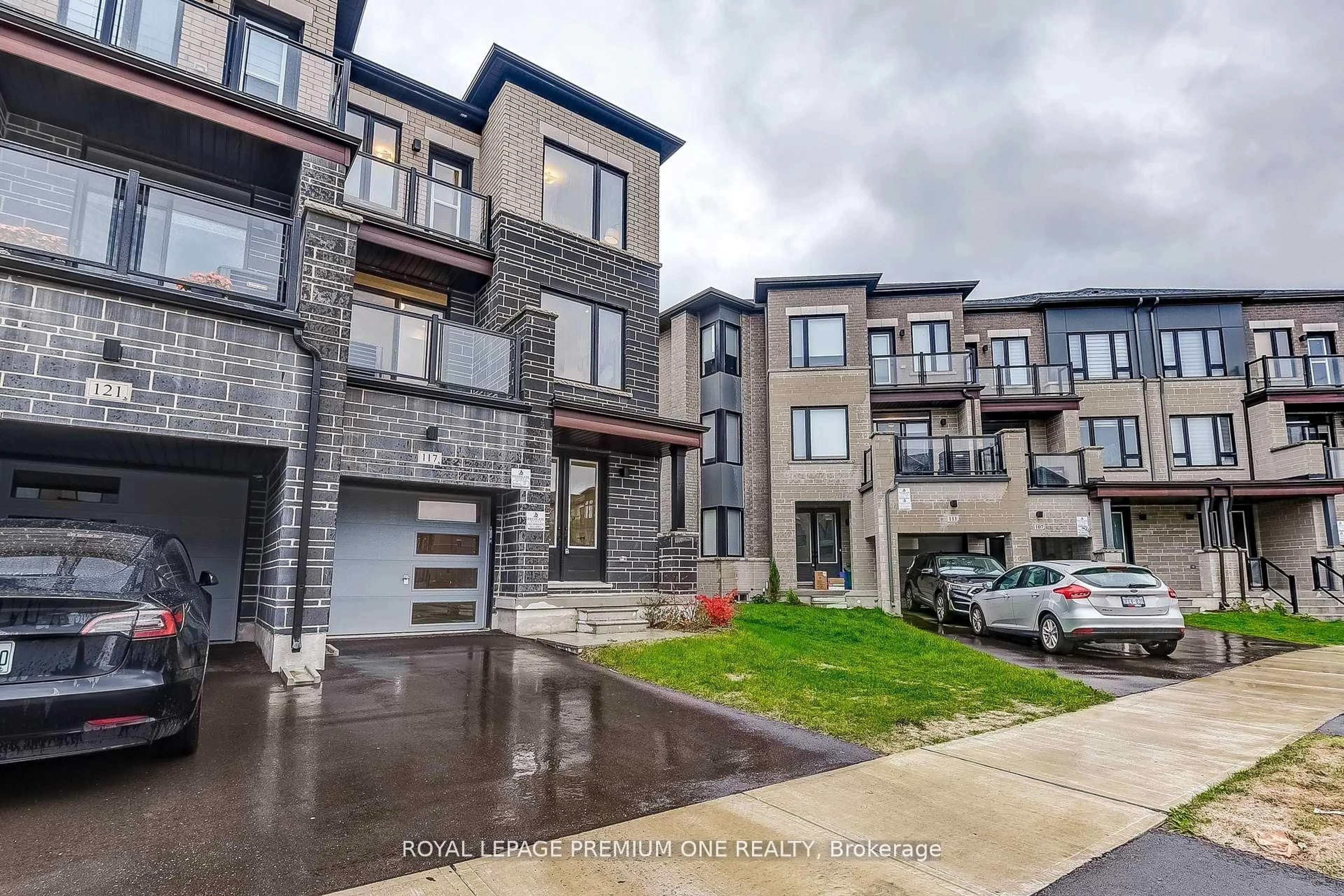 A pic from outside/outdoor area/front of a property/back of a property/a pic from drone, street for 117 Tennant Circ, Vaughan Ontario L4H 5L5