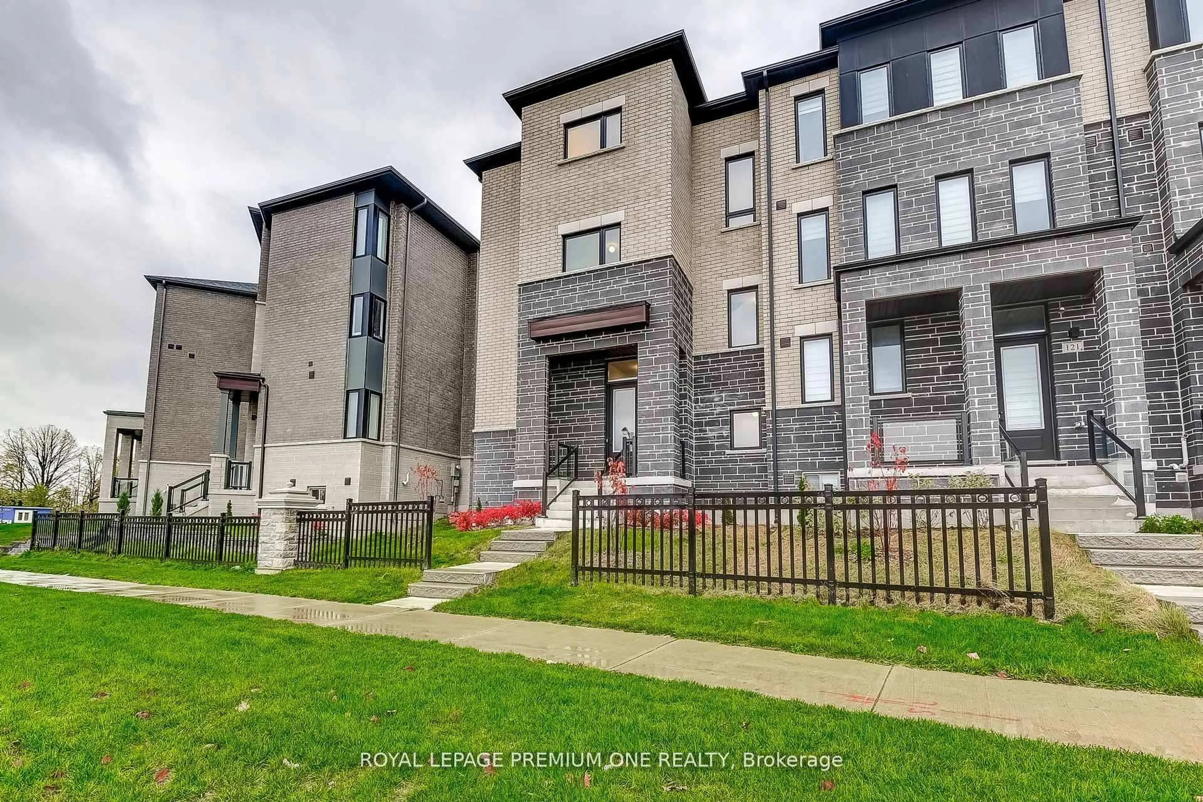 A pic from outside/outdoor area/front of a property/back of a property/a pic from drone, street for 117 Tennant Circ, Vaughan Ontario L4H 5L5