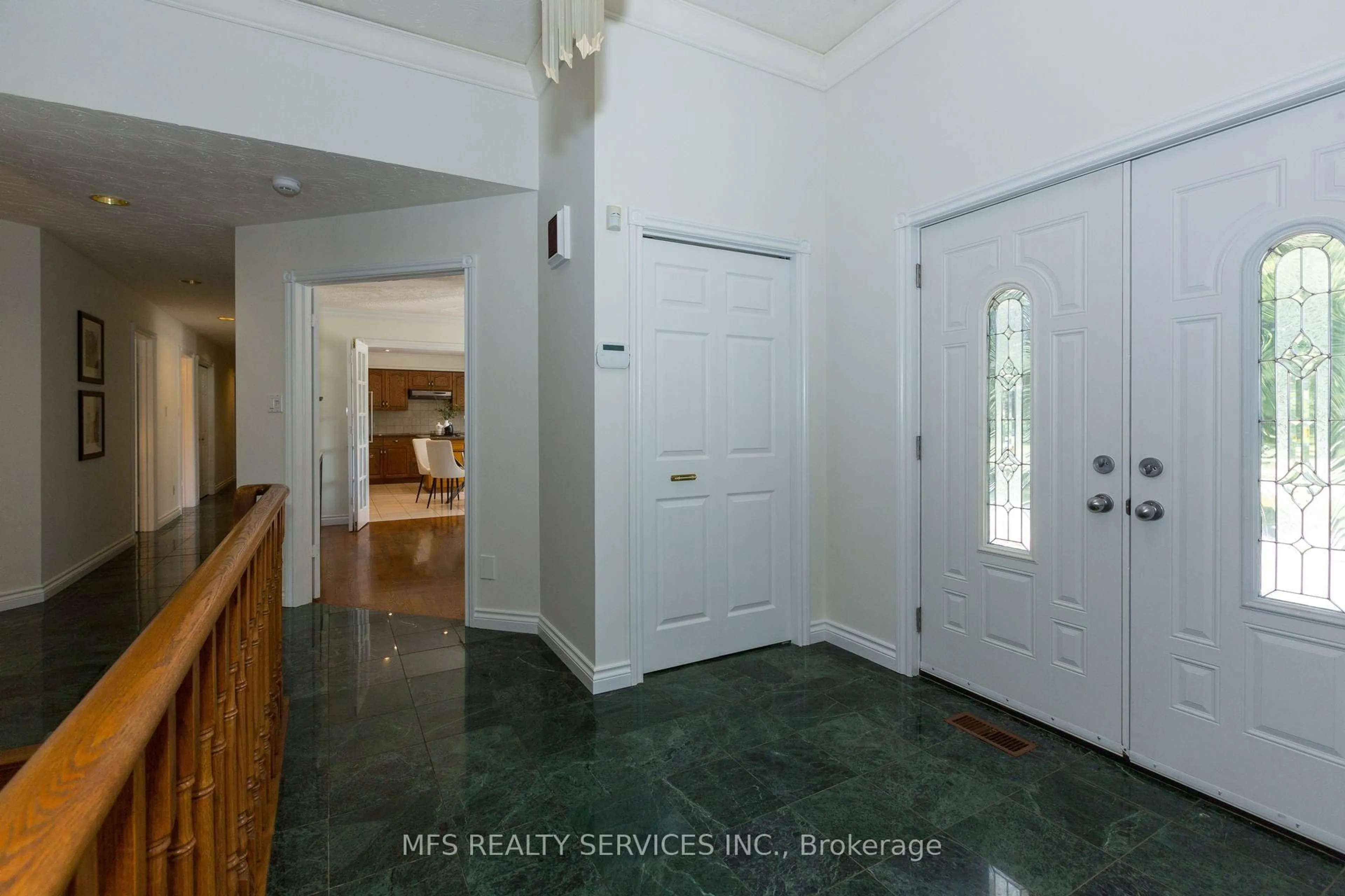Indoor entryway for 8 Marilyn Ave, Whitchurch-Stouffville Ontario L0H 1G0