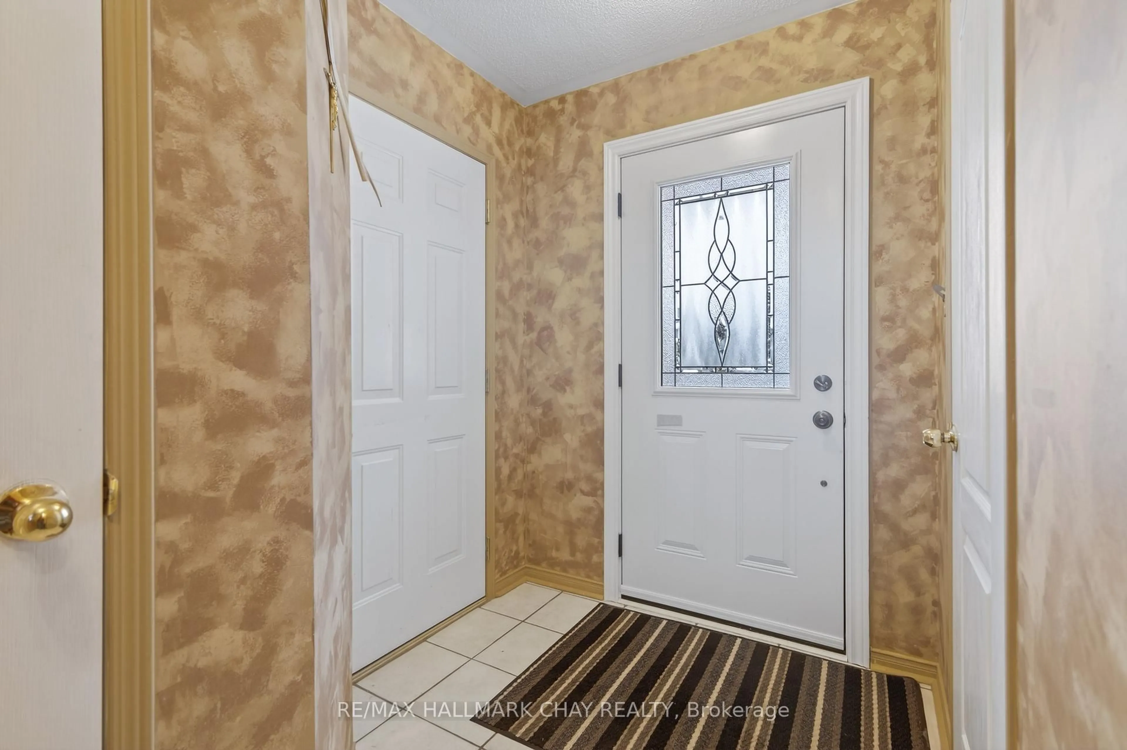 Indoor entryway for 12 Parkside Cres, Essa Ontario L3W 0L1