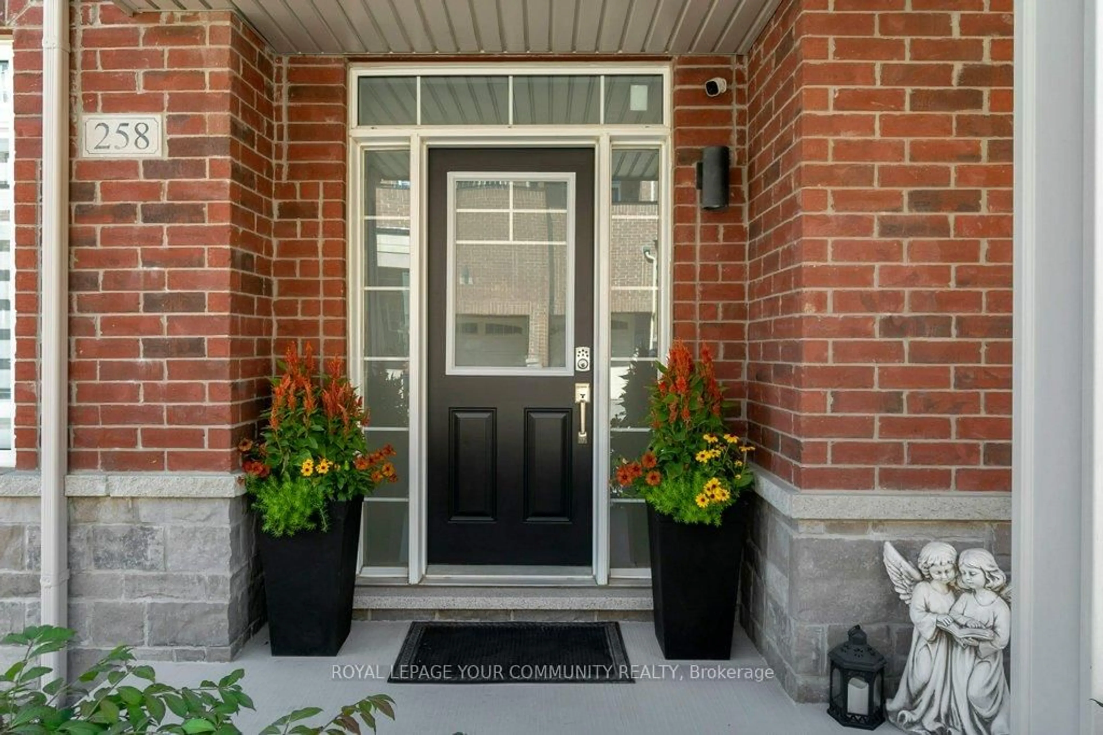Indoor entryway for 258 Harding Park St, Newmarket Ontario L3Y 0E1