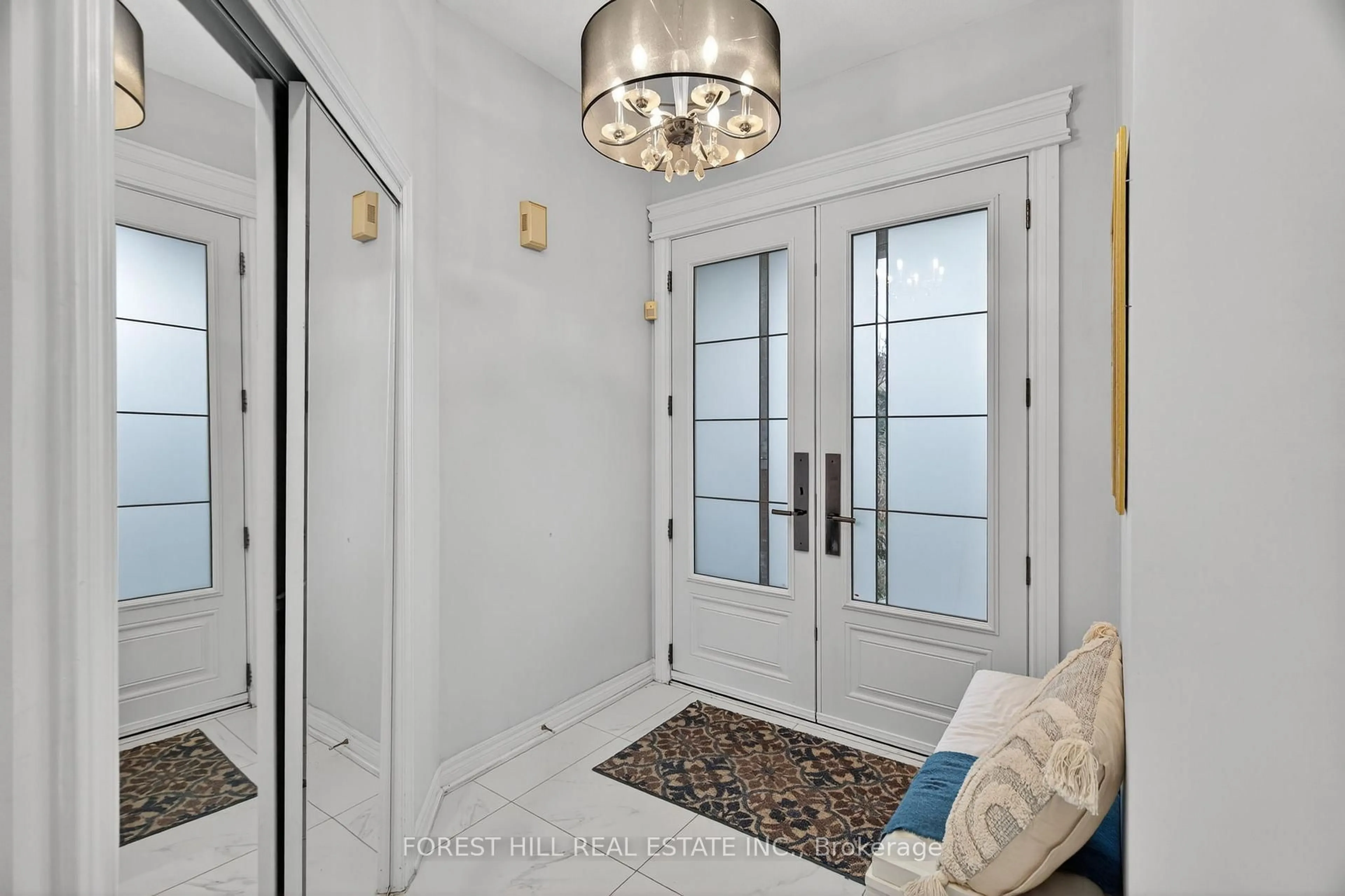 Indoor entryway for 14 Pepperberry Rd, Vaughan Ontario L4J 8W9