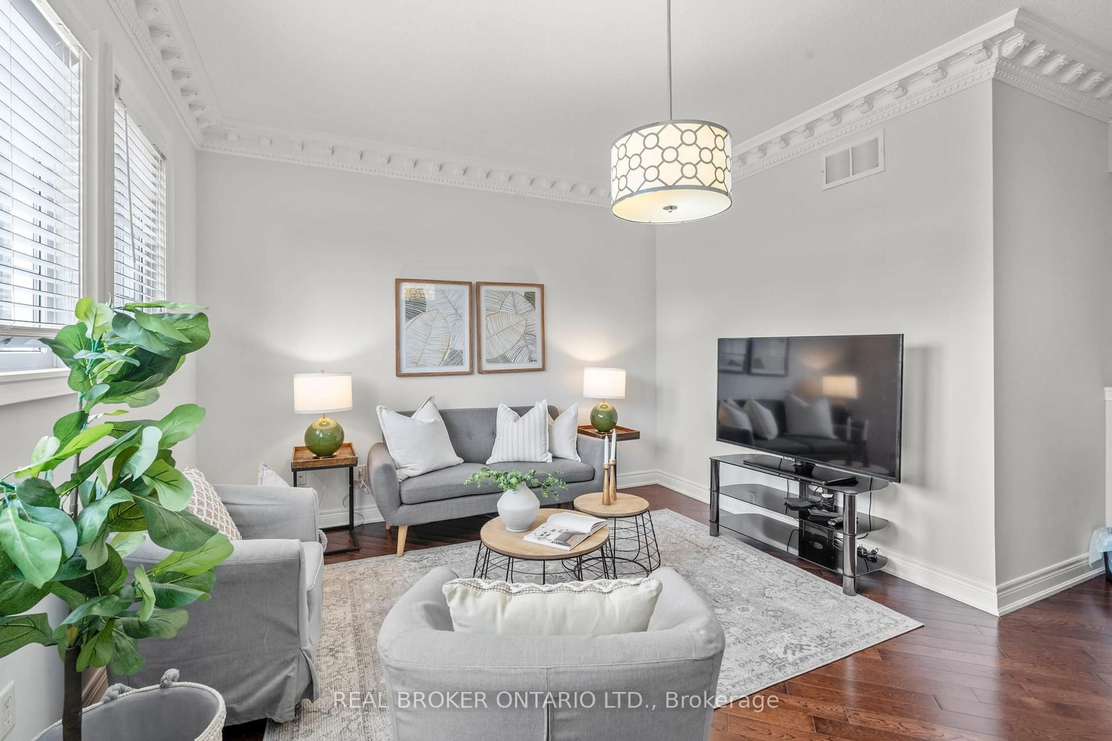 Living room with furniture, unknown for 85 Laurier Ave, Richmond Hill Ontario L4E 4P7