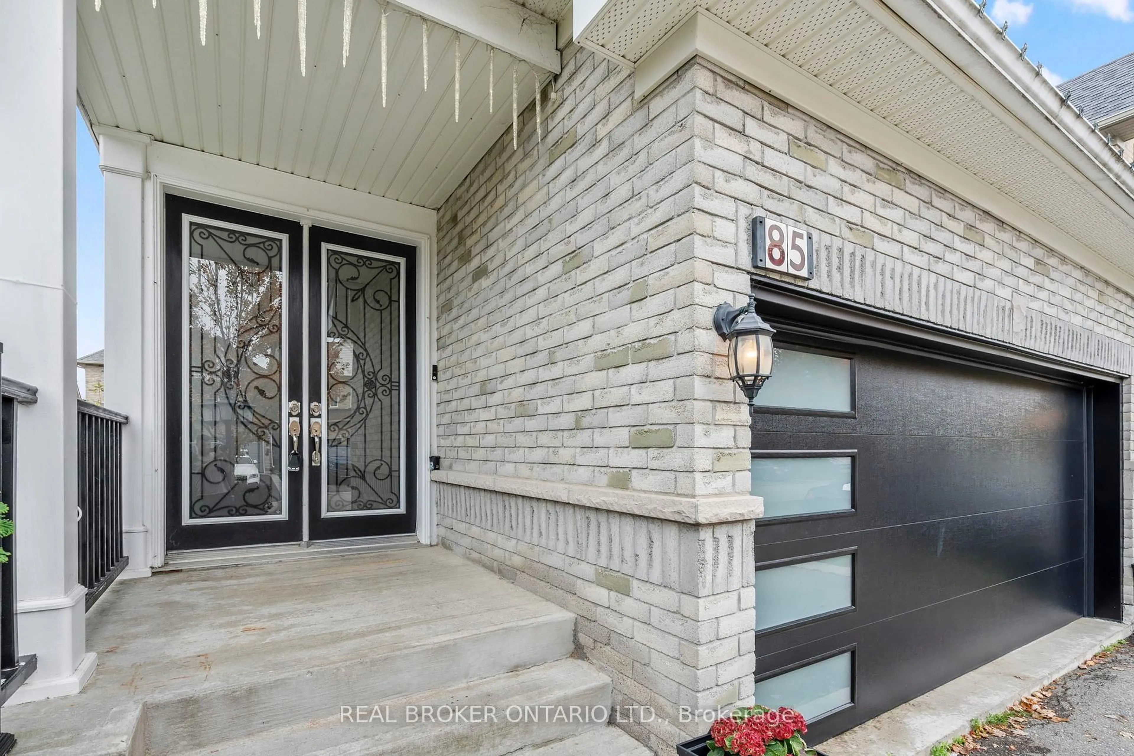 Indoor entryway for 85 Laurier Ave, Richmond Hill Ontario L4E 4P7