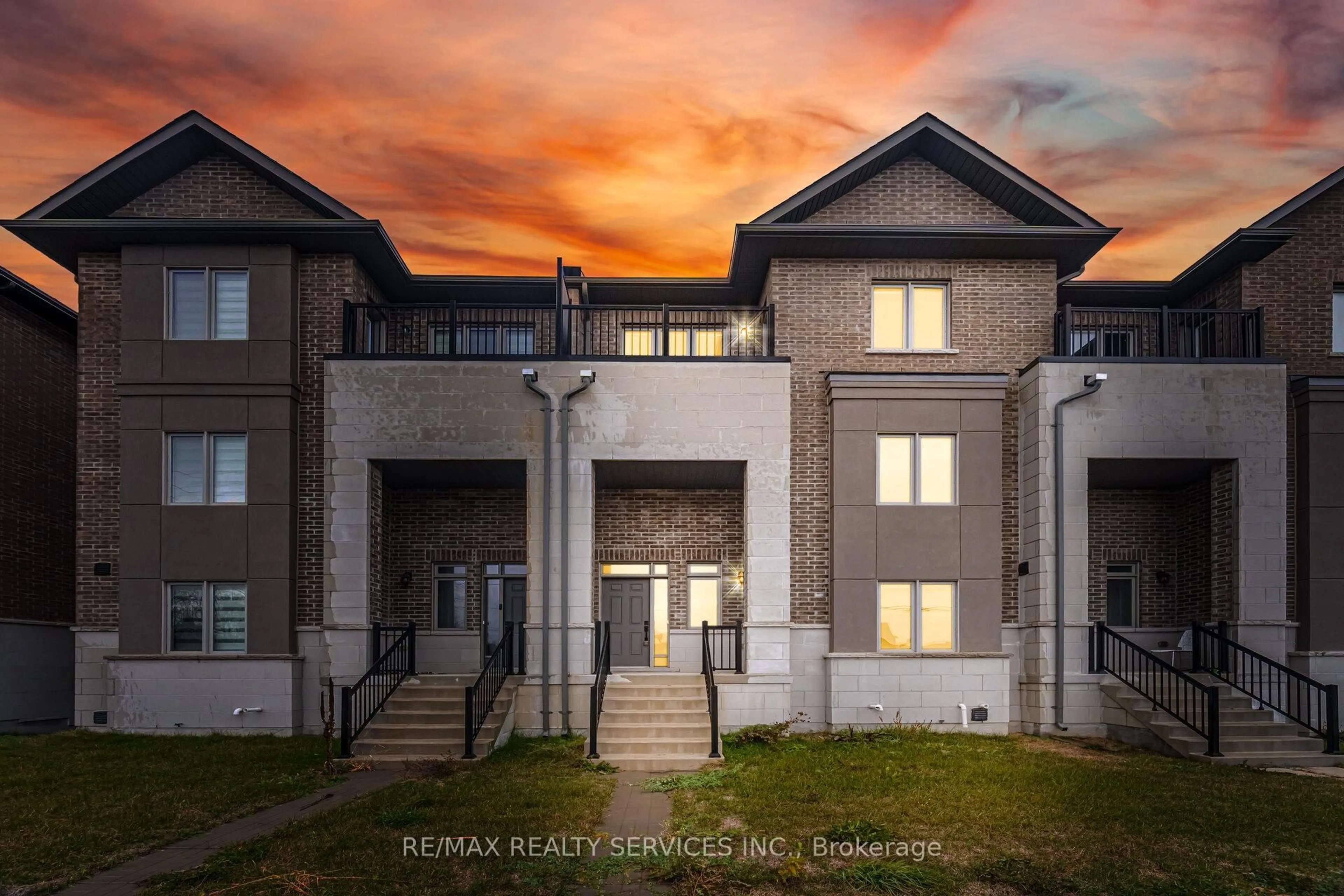 A pic from outside/outdoor area/front of a property/back of a property/a pic from drone, unknown for 24 Alan Williams Tr, Uxbridge Ontario L9P 0R6