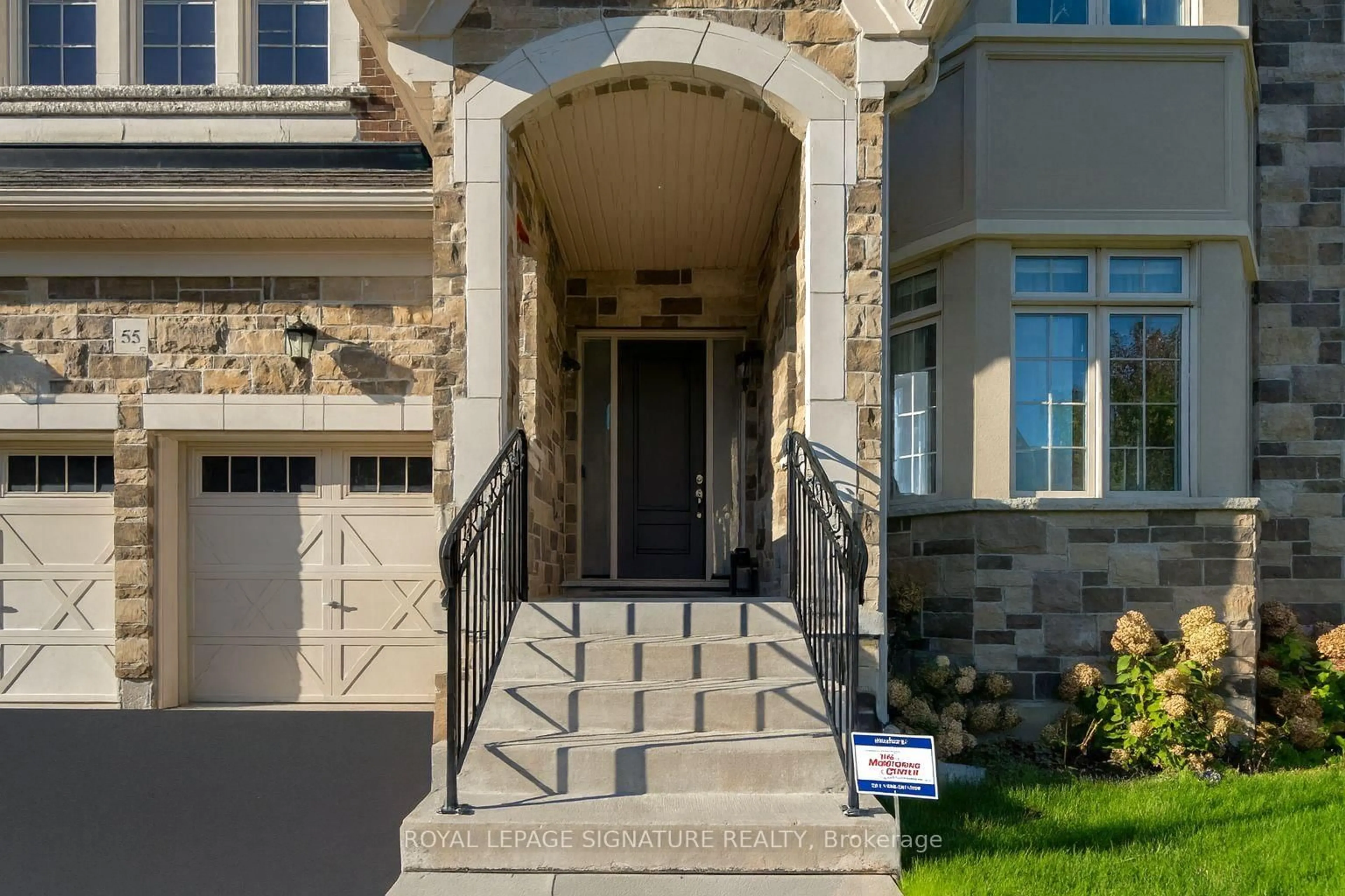 Indoor entryway for 55 Glensteeple Tr, Aurora Ontario L4G 3T1