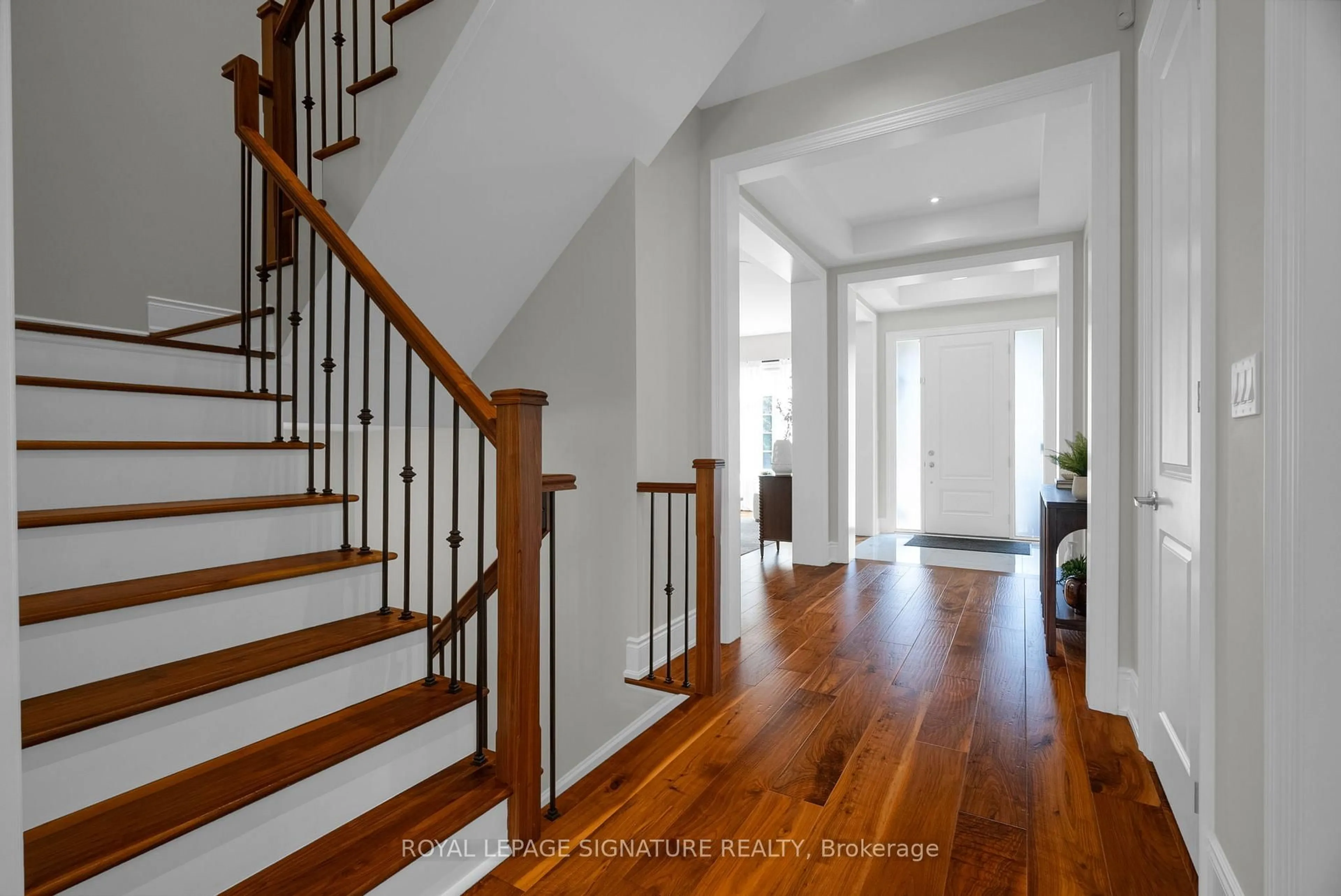 Indoor entryway for 55 Glensteeple Tr, Aurora Ontario L4G 3T1