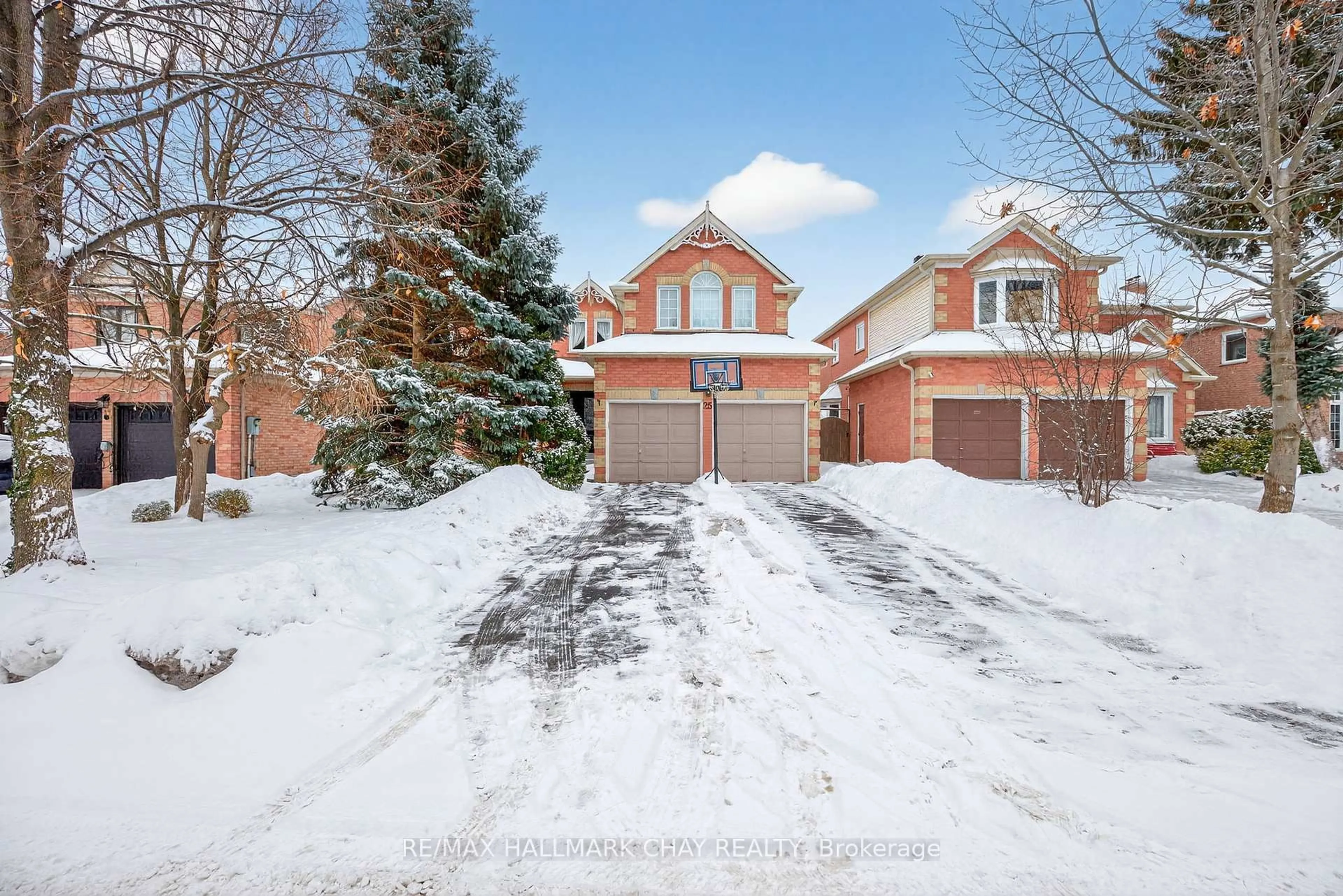 A pic from outside/outdoor area/front of a property/back of a property/a pic from drone, street for 25 Heatherwood Cres, Markham Ontario L3R 8W5