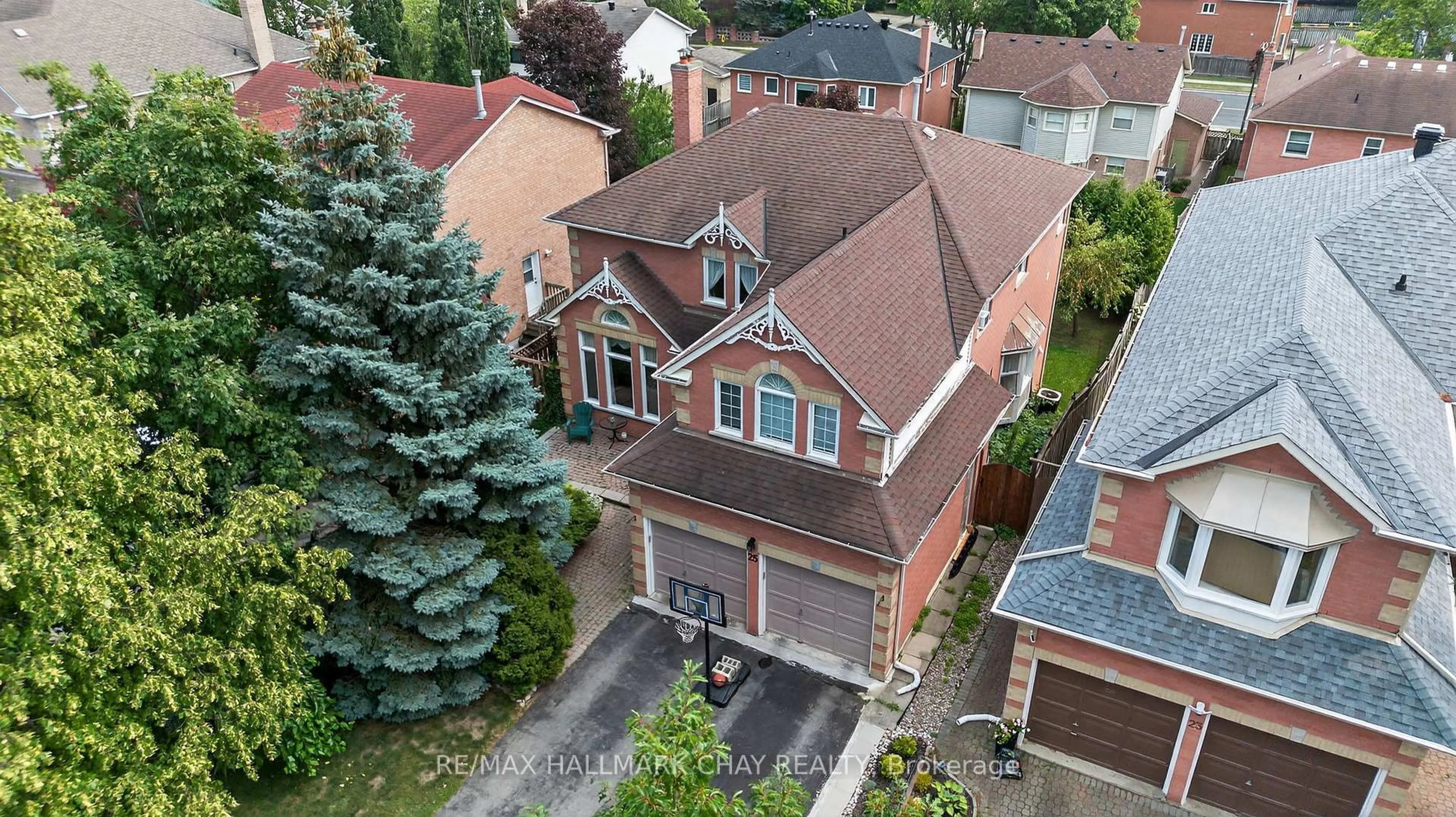 A pic from outside/outdoor area/front of a property/back of a property/a pic from drone, street for 25 Heatherwood Cres, Markham Ontario L3R 8W5