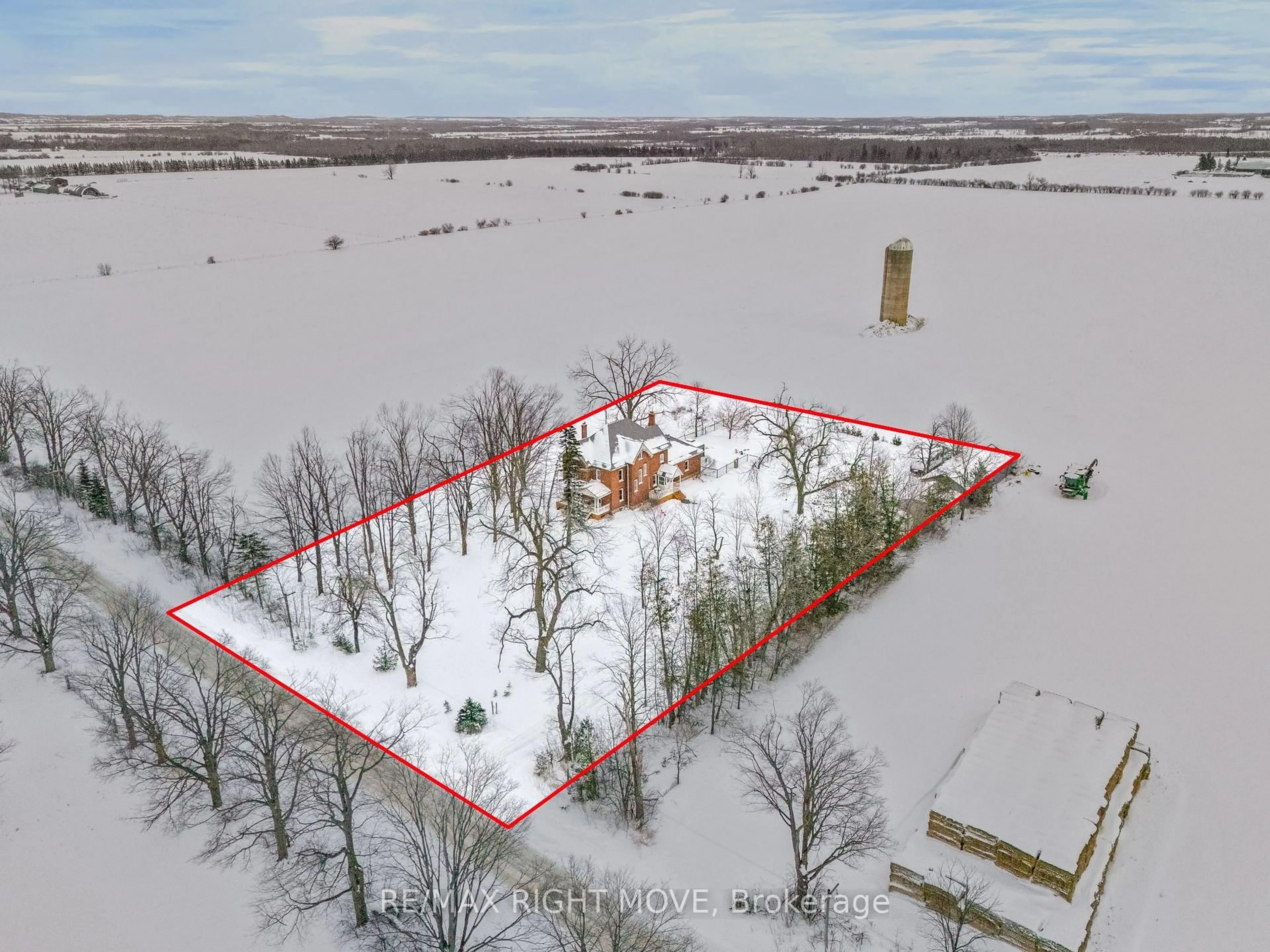 A pic from outside/outdoor area/front of a property/back of a property/a pic from drone, building for 1250 Thorah Concession 2 Rd, Brock Ontario L0K 1A0