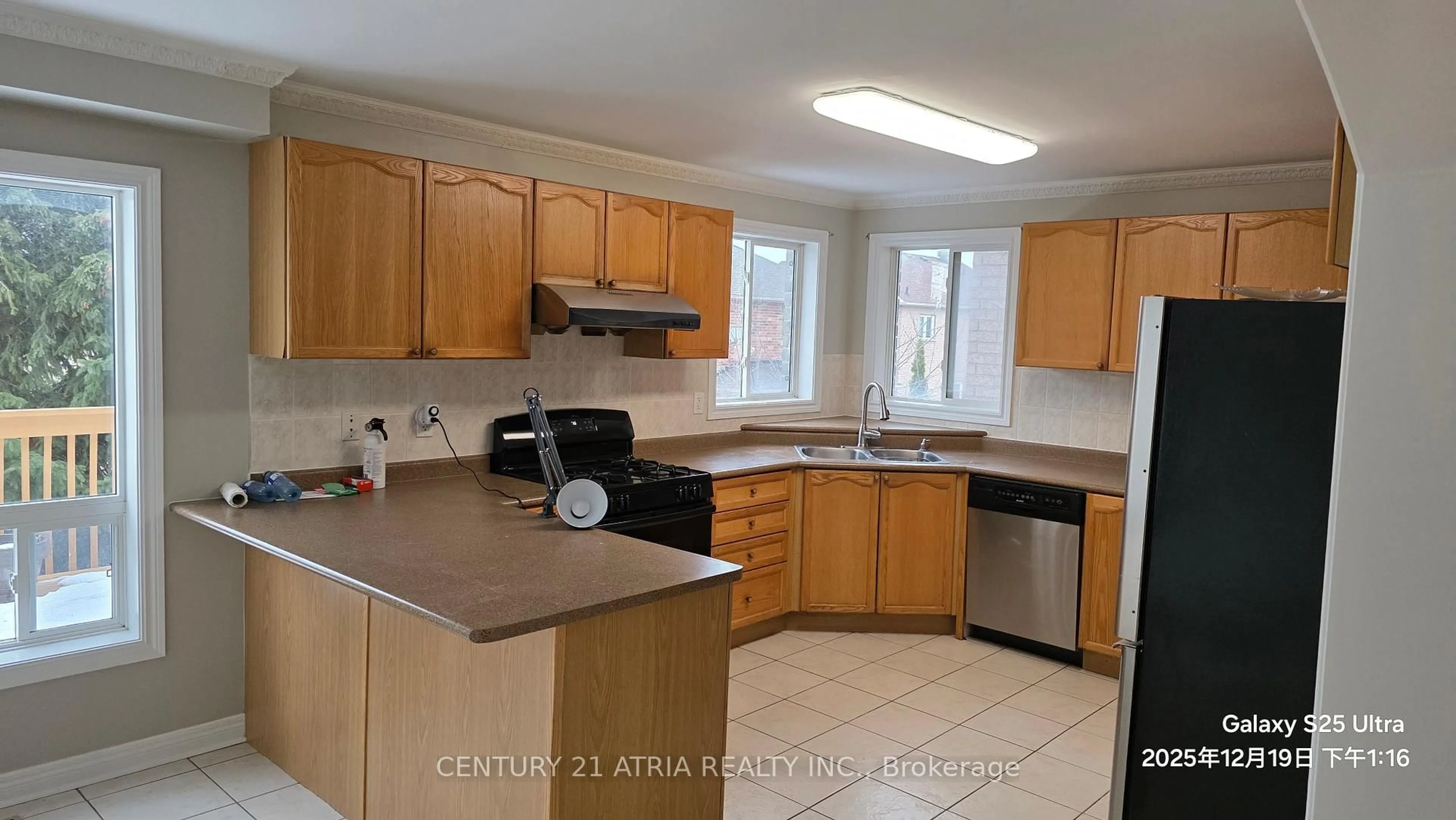 Standard kitchen, ceramic/tile floor for 116 Alfred Smith Way, Newmarket Ontario L3X 3B8
