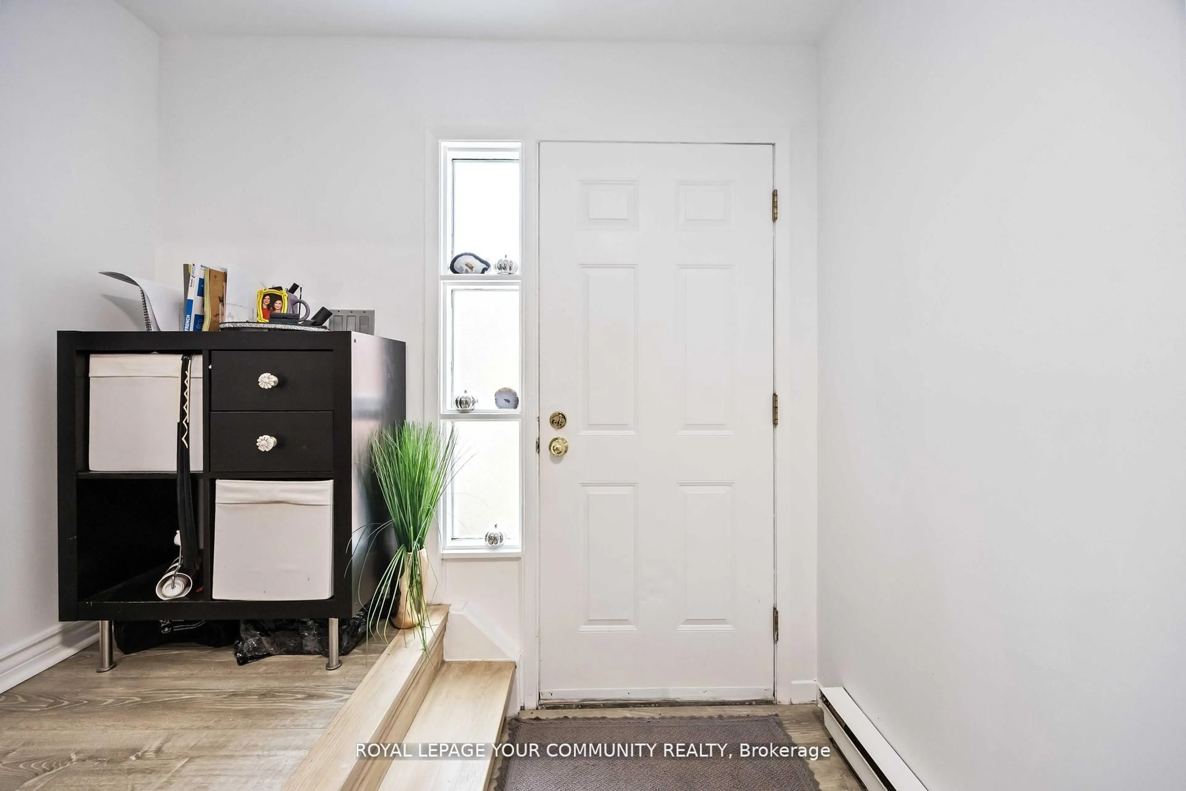 Indoor entryway for 22 porterfield Cres, Markham Ontario L3T 4S7