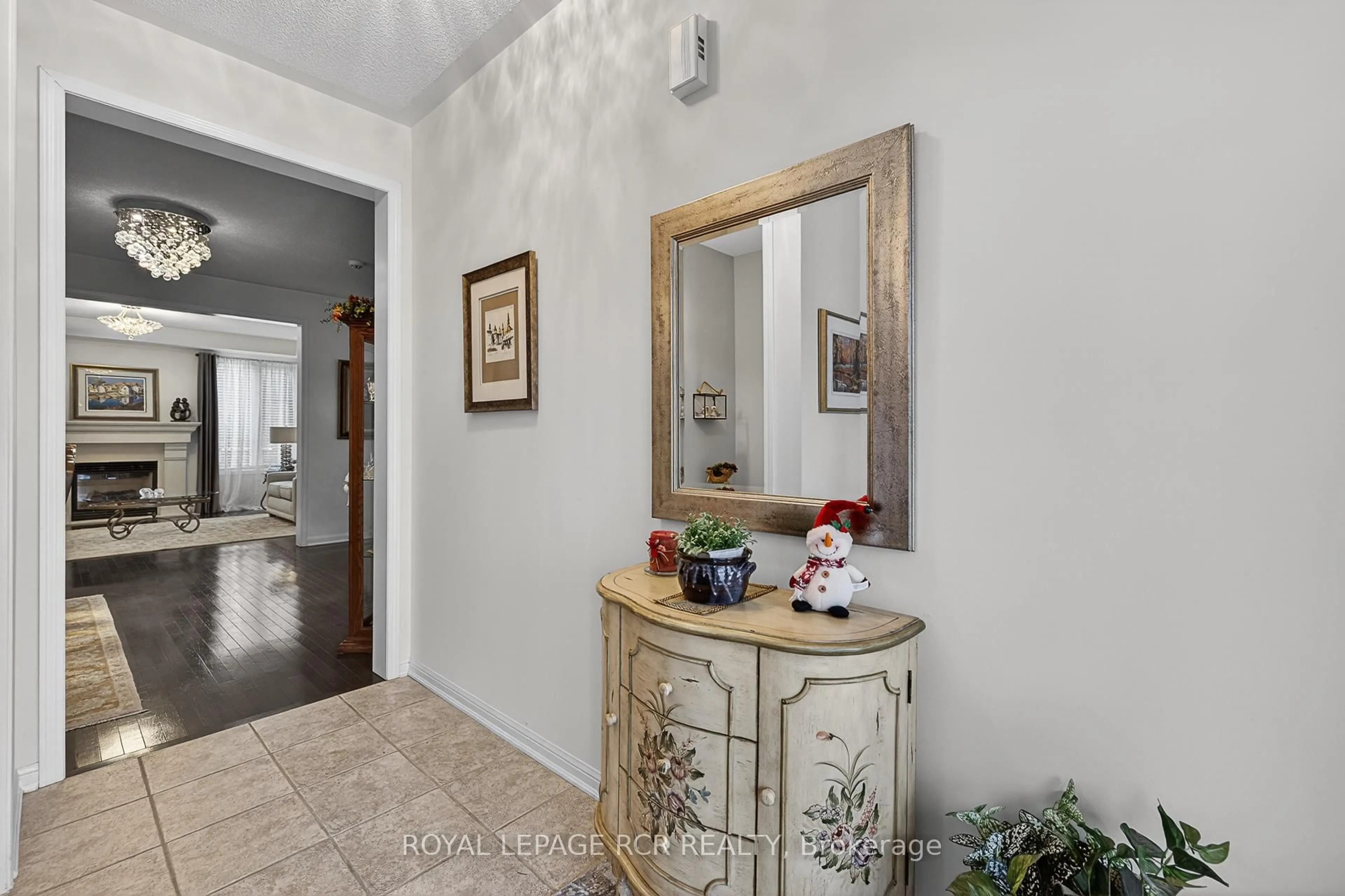 Indoor entryway for 54 Ford Wilson Blvd, Newmarket Ontario L3X 3G8