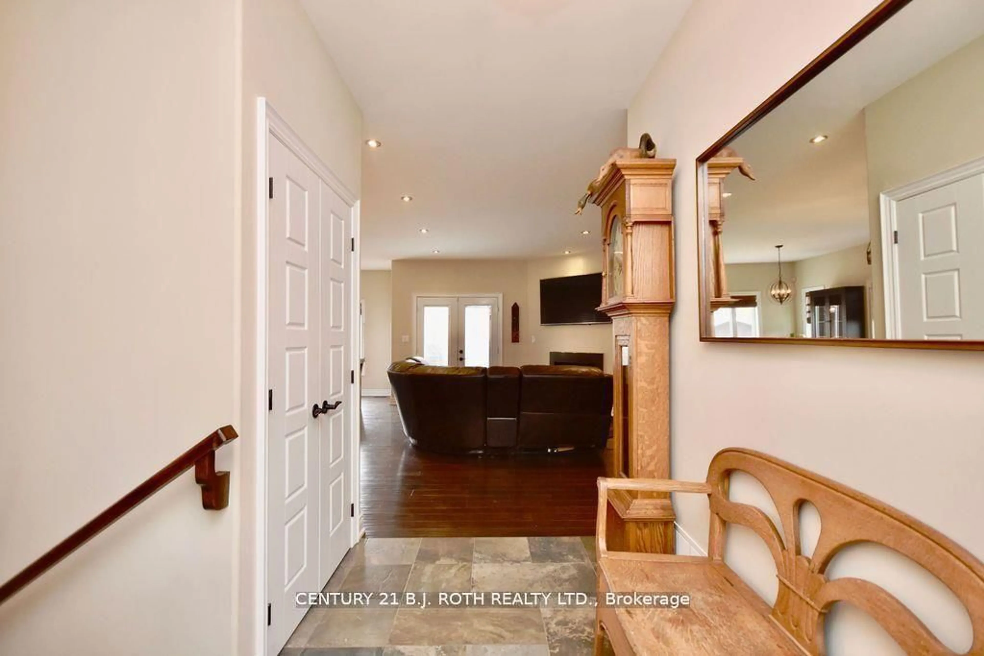 Indoor entryway for 1738 Wingrove Ave, Innisfil Ontario L9S 1S4