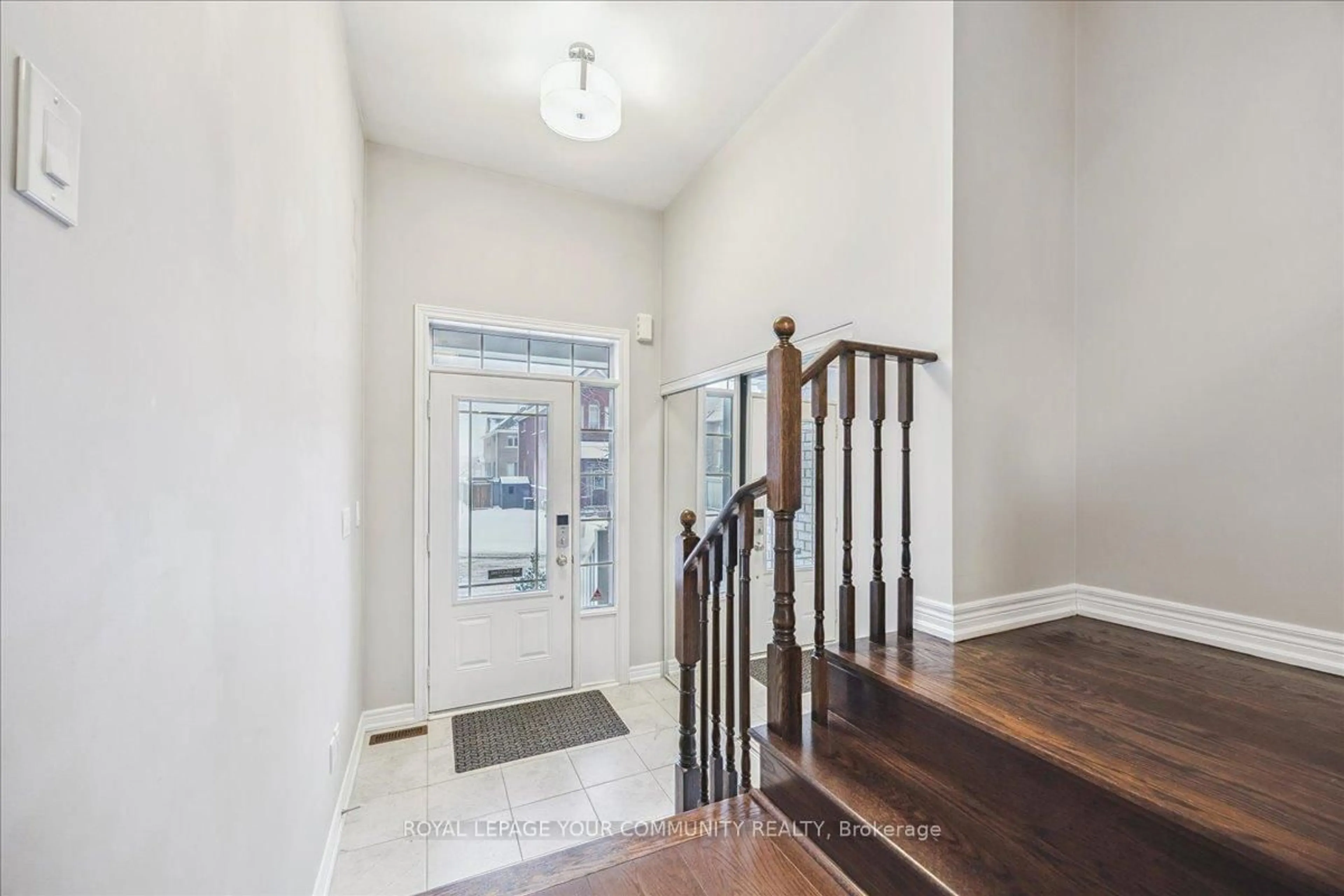 Indoor entryway for 53 Clifford Cres, New Tecumseth Ontario L0G 1W0