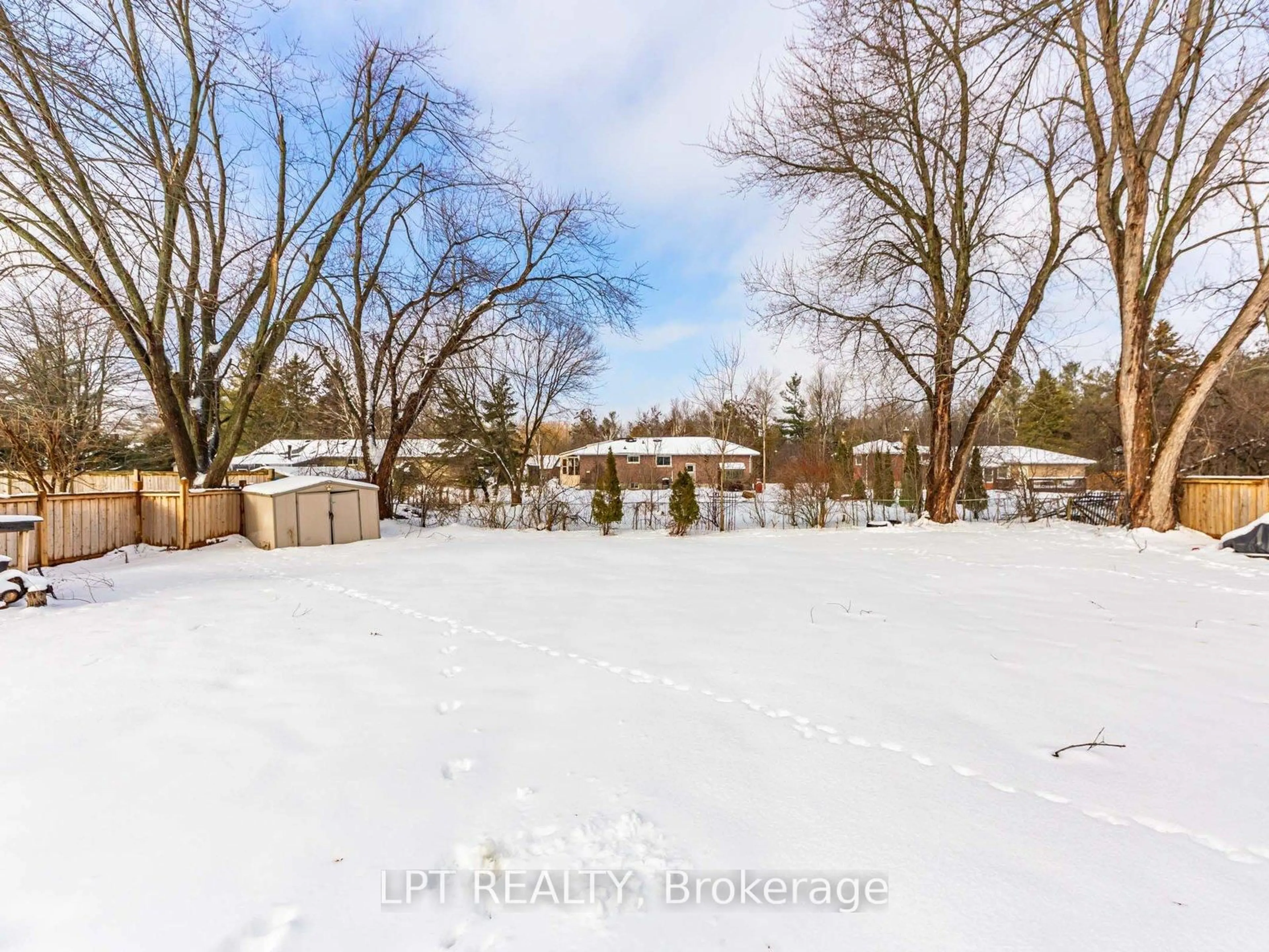A pic from outside/outdoor area/front of a property/back of a property/a pic from drone, unknown for 28 Main St, Georgina Ontario L0E 1N0