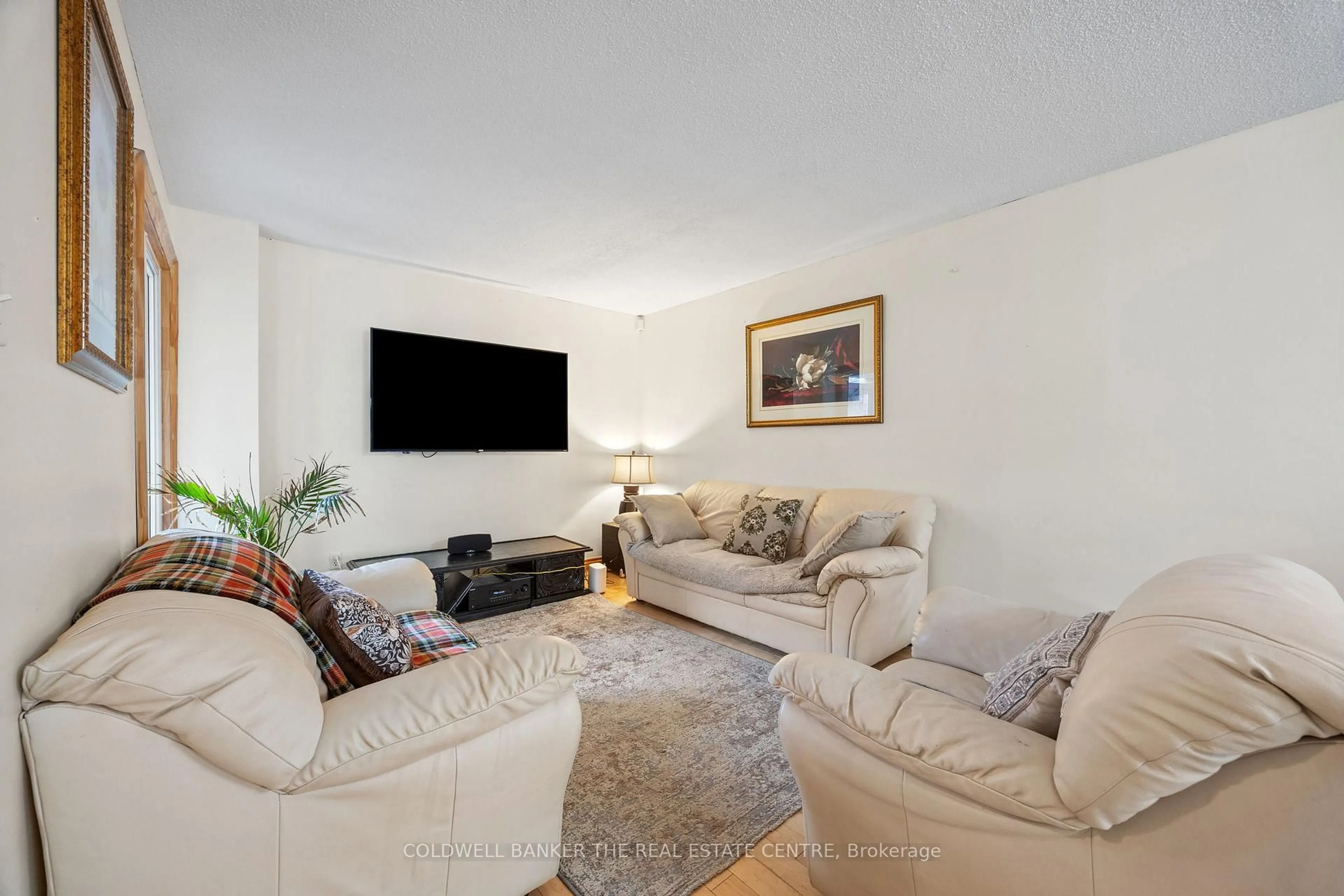 Living room with furniture, unknown for 23 Riviera Dr, Vaughan Ontario L4K 2H9