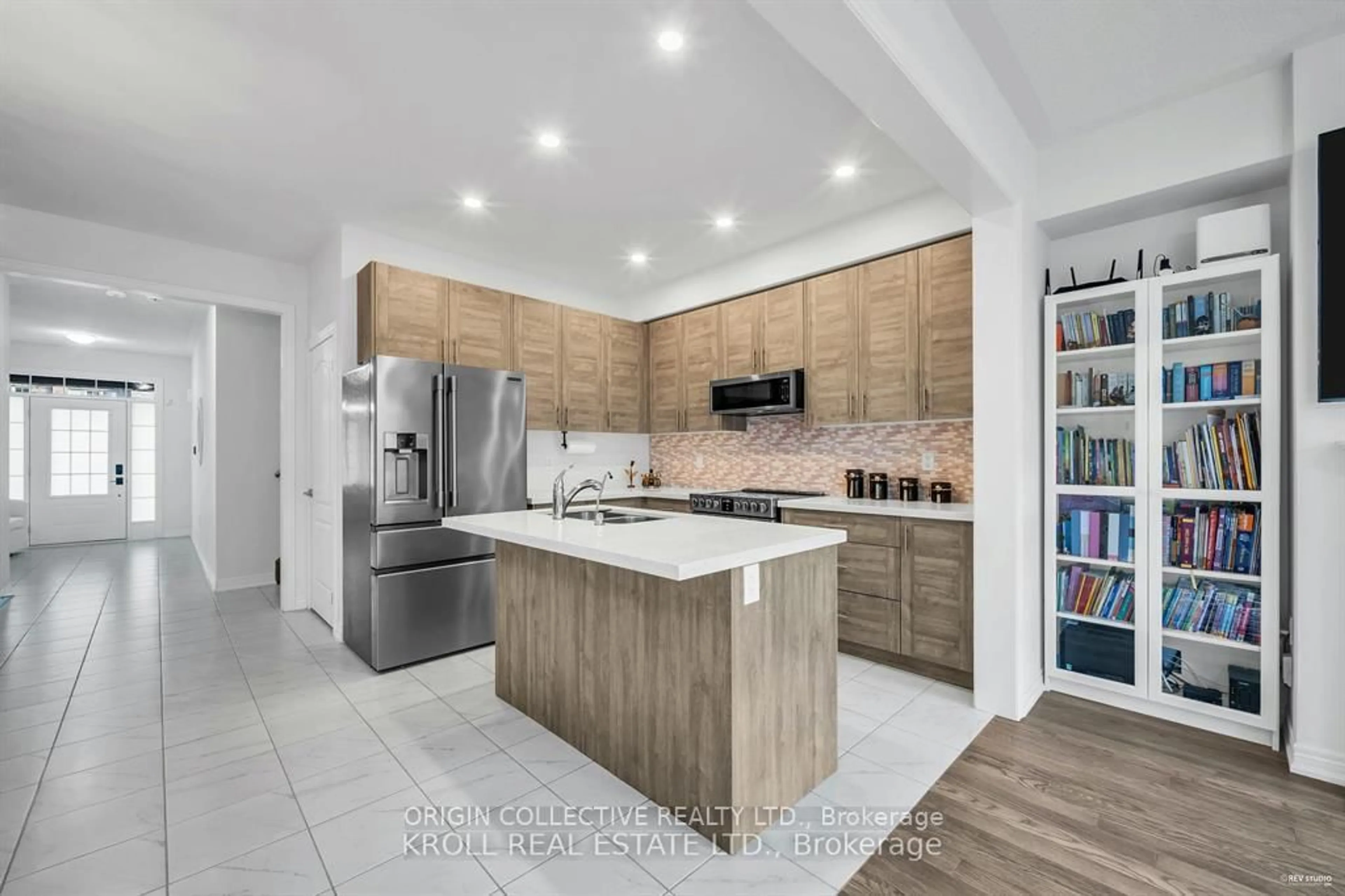 Contemporary kitchen, unknown for 26 Frederick Taylor Way, East Gwillimbury Ontario L0G 1M0