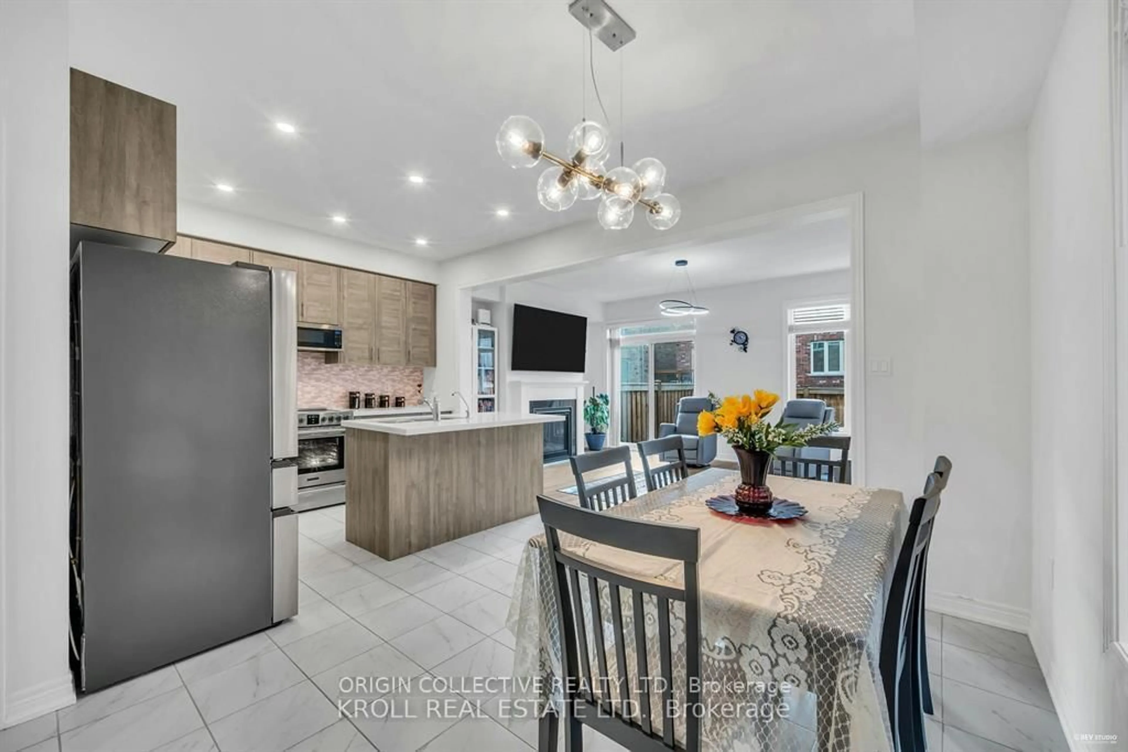 Open concept kitchen, ceramic/tile floor for 26 Frederick Taylor Way, East Gwillimbury Ontario L0G 1M0