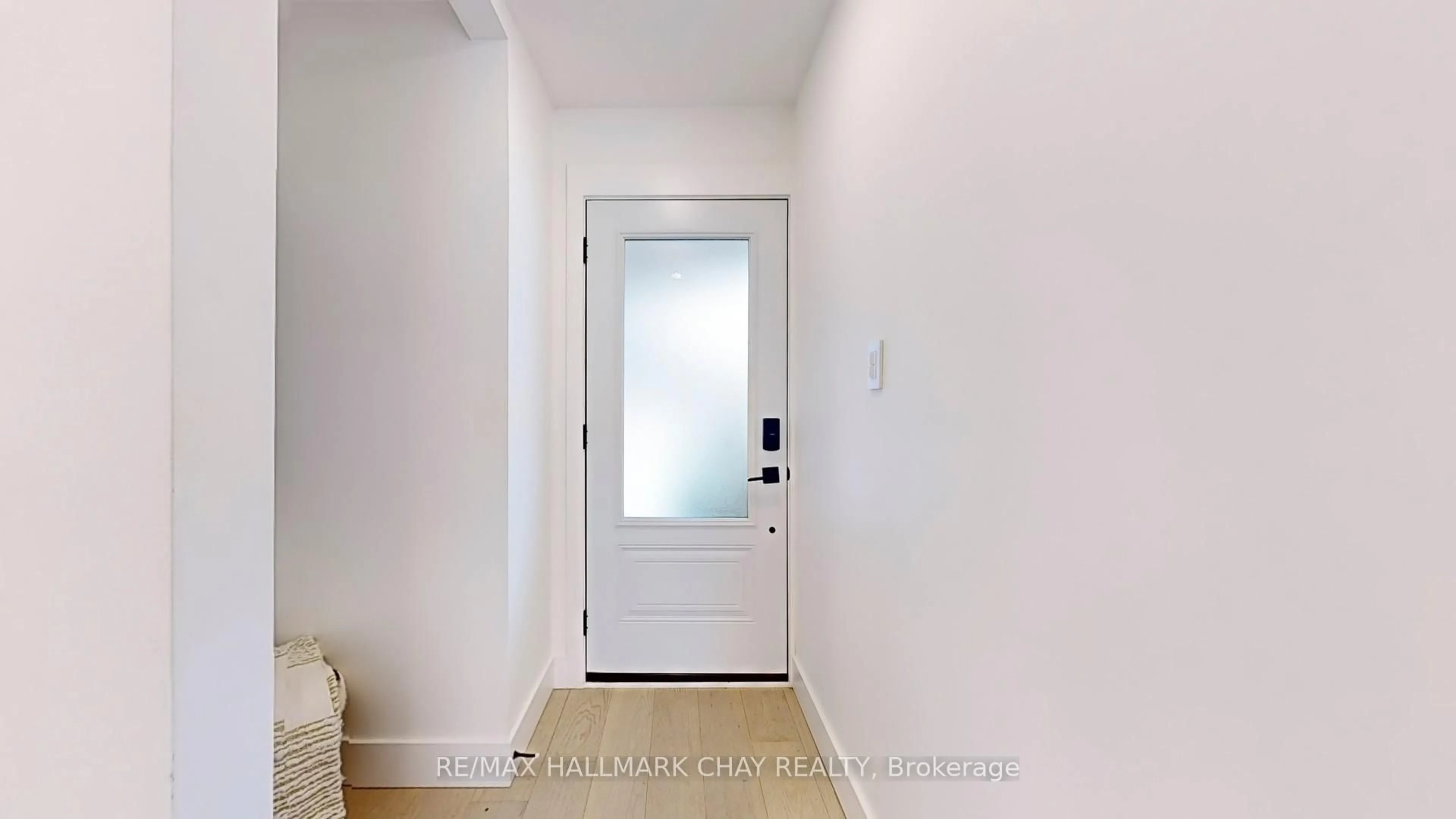 Indoor entryway for 3 Davidson Rd, Aurora Ontario L4G 2A9