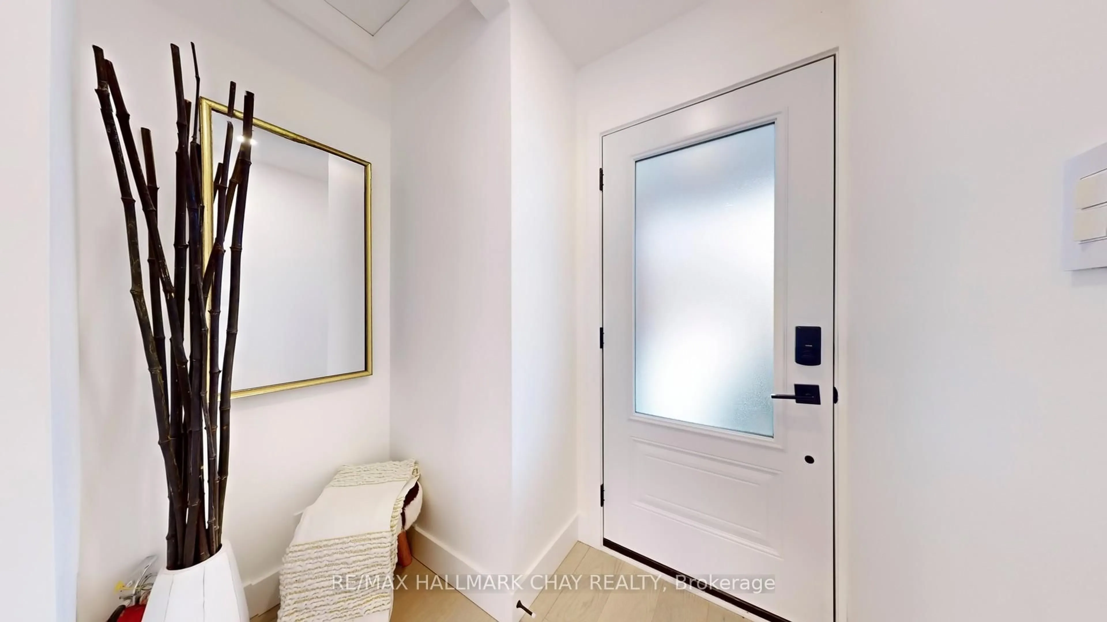 Indoor entryway for 3 Davidson Rd, Aurora Ontario L4G 2A9