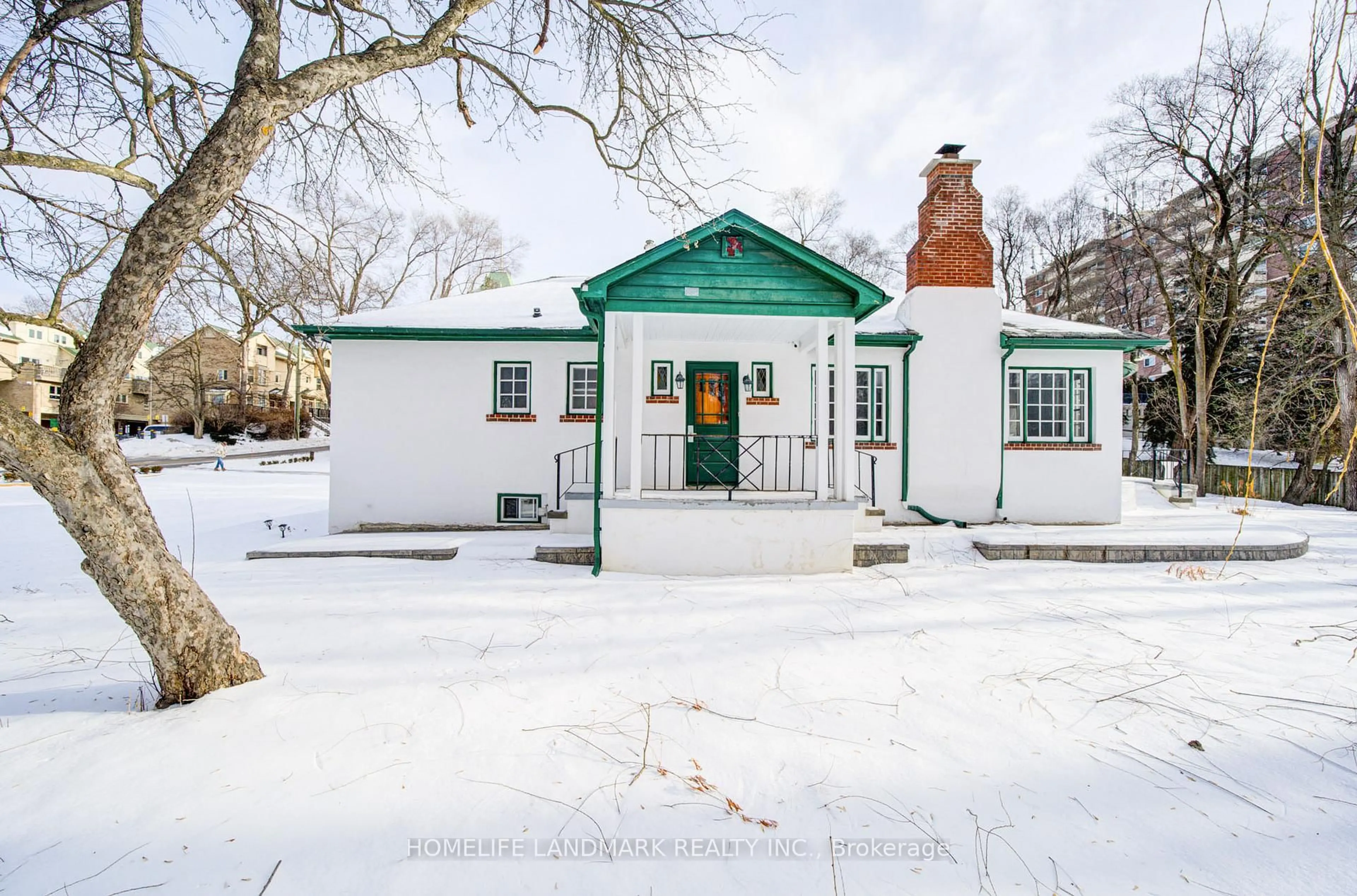 A pic from outside/outdoor area/front of a property/back of a property/a pic from drone, street for 119 Robinson St, Markham Ontario L3P 1P2