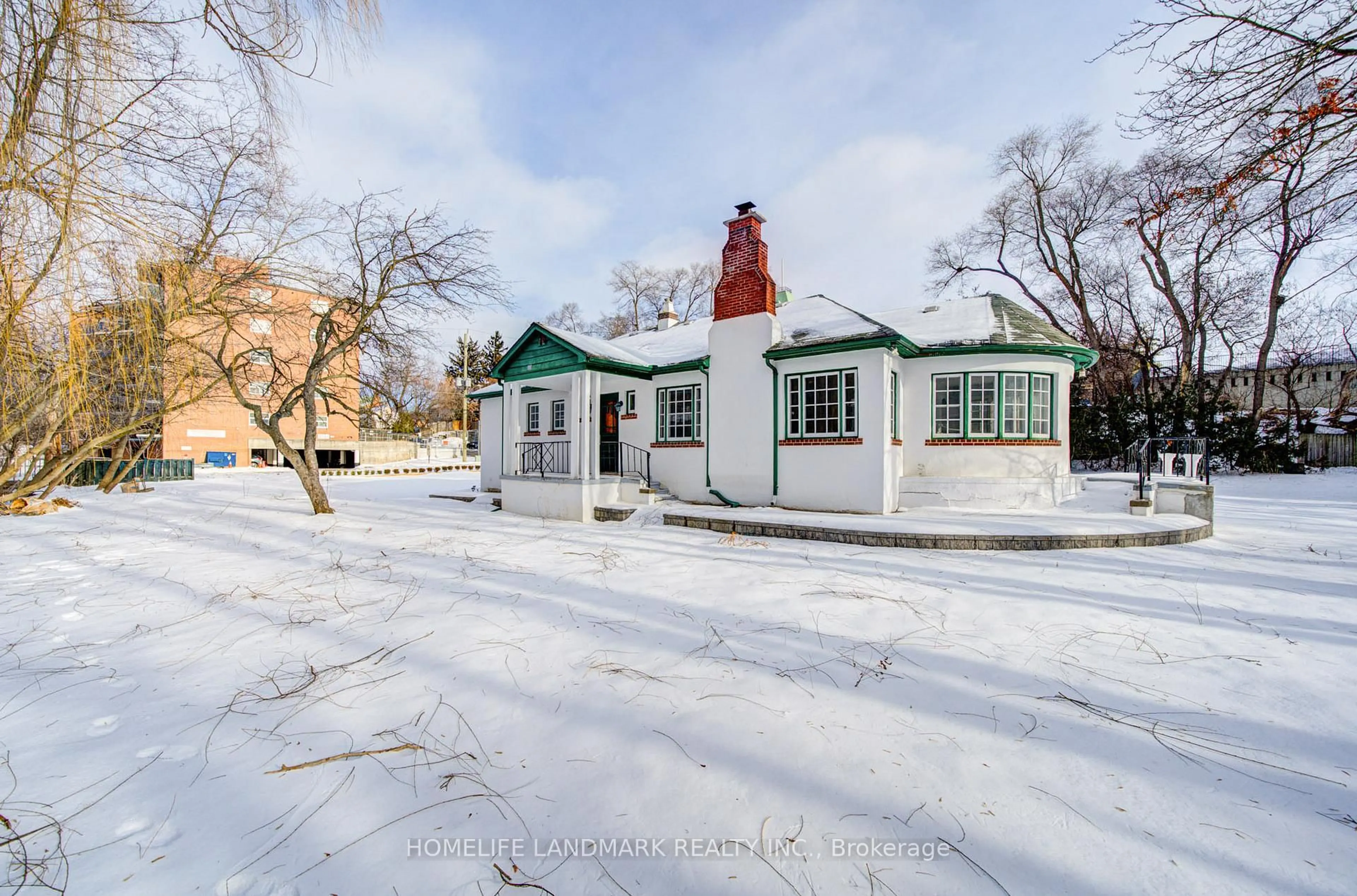 A pic from outside/outdoor area/front of a property/back of a property/a pic from drone, street for 119 Robinson St, Markham Ontario L3P 1P2