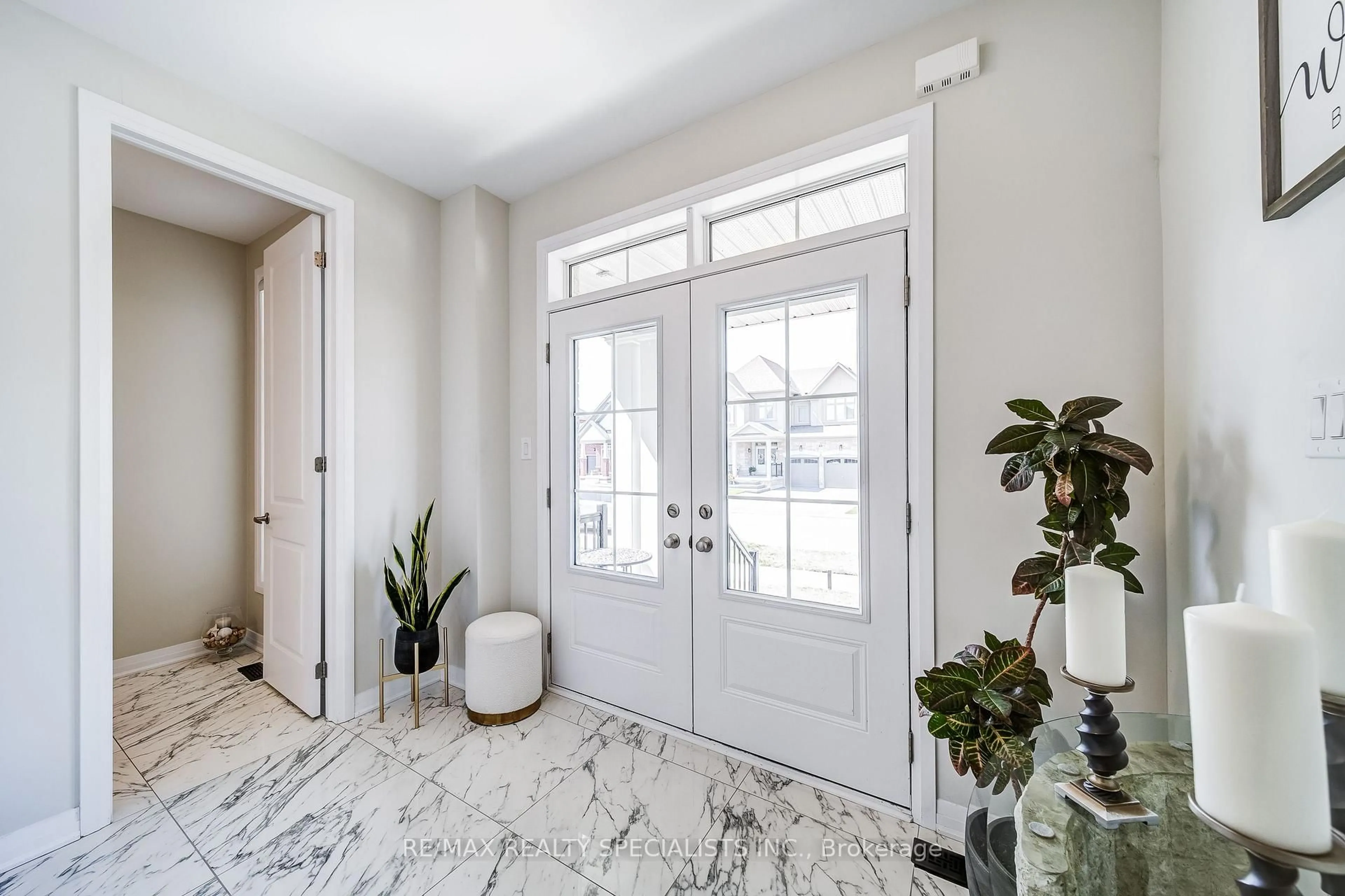 Indoor entryway for 1698 Corsal Crt, Innisfil Ontario L9S 0P9