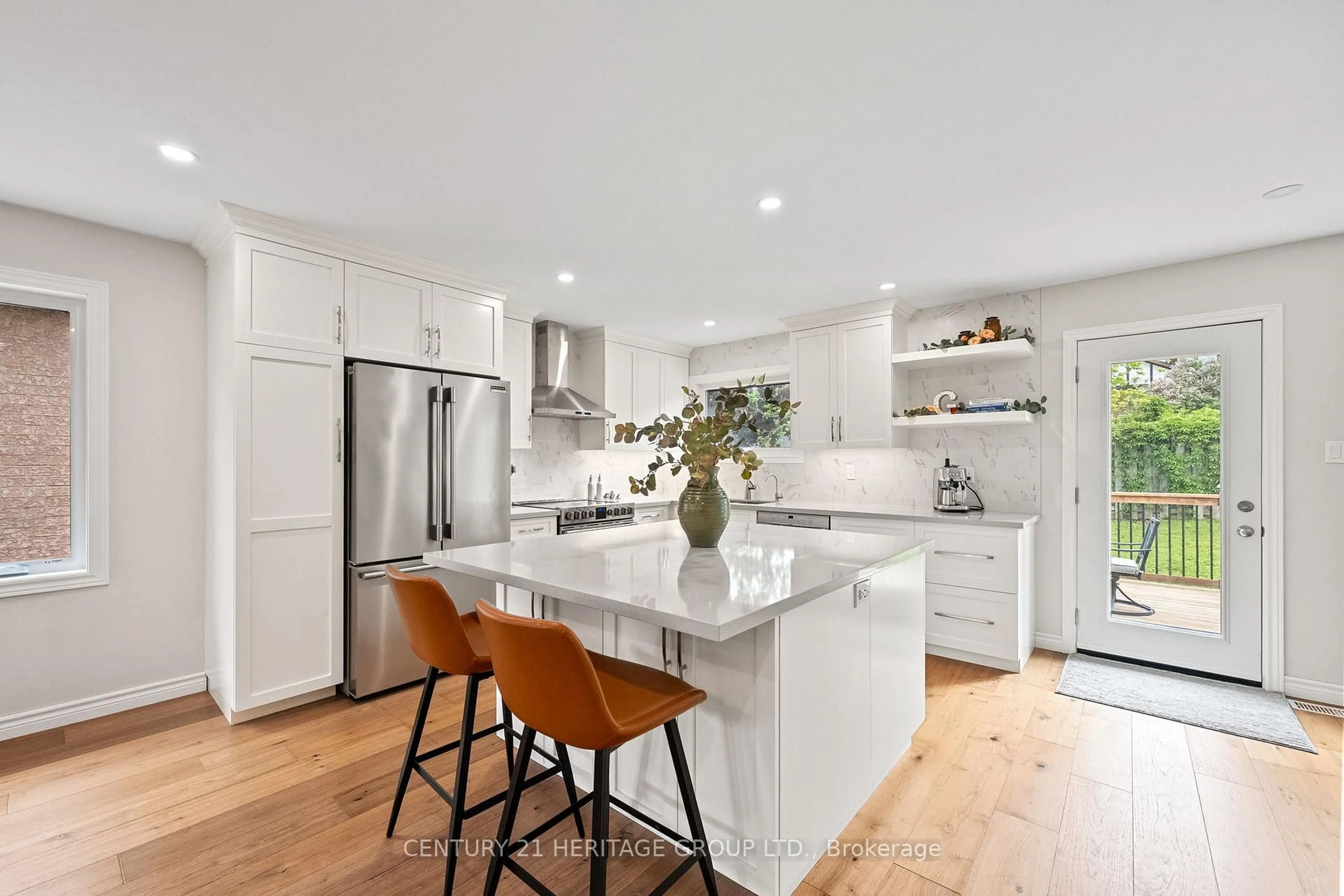 Open concept kitchen, unknown for 31 Fox Run Lane, Bradford West Gwillimbury Ontario L3Z 2J1