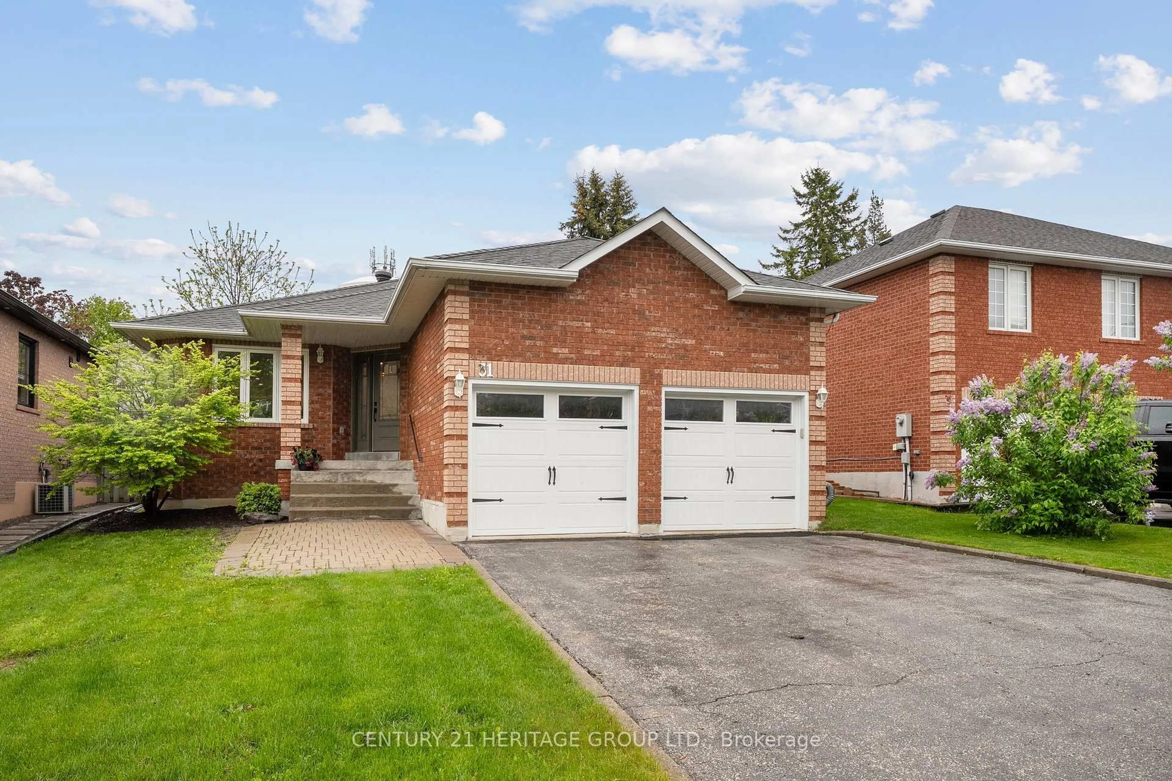 Home with brick exterior material, street for 31 Fox Run Lane, Bradford West Gwillimbury Ontario L3Z 2J1