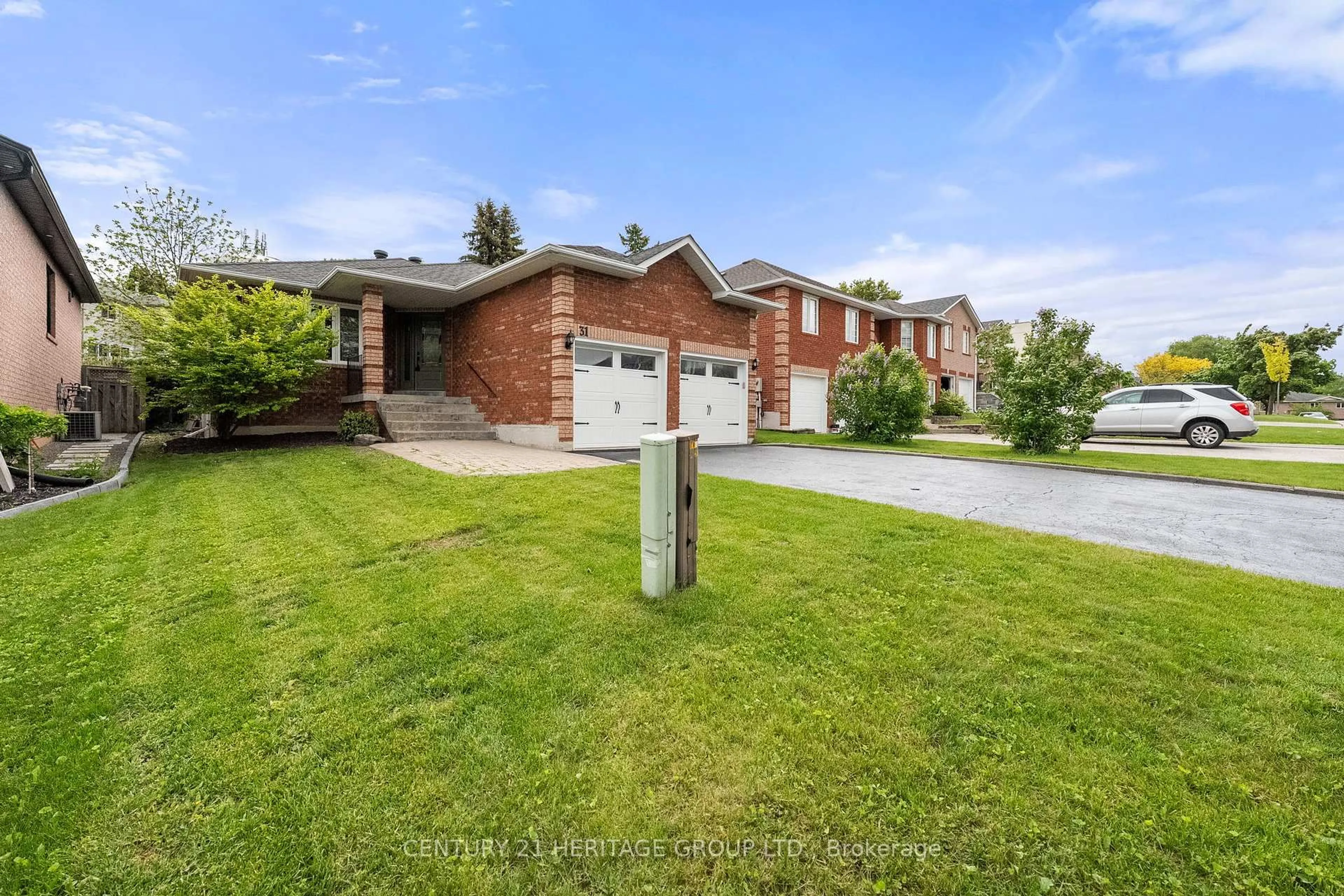 A pic from outside/outdoor area/front of a property/back of a property/a pic from drone, street for 31 Fox Run Lane, Bradford West Gwillimbury Ontario L3Z 2J1