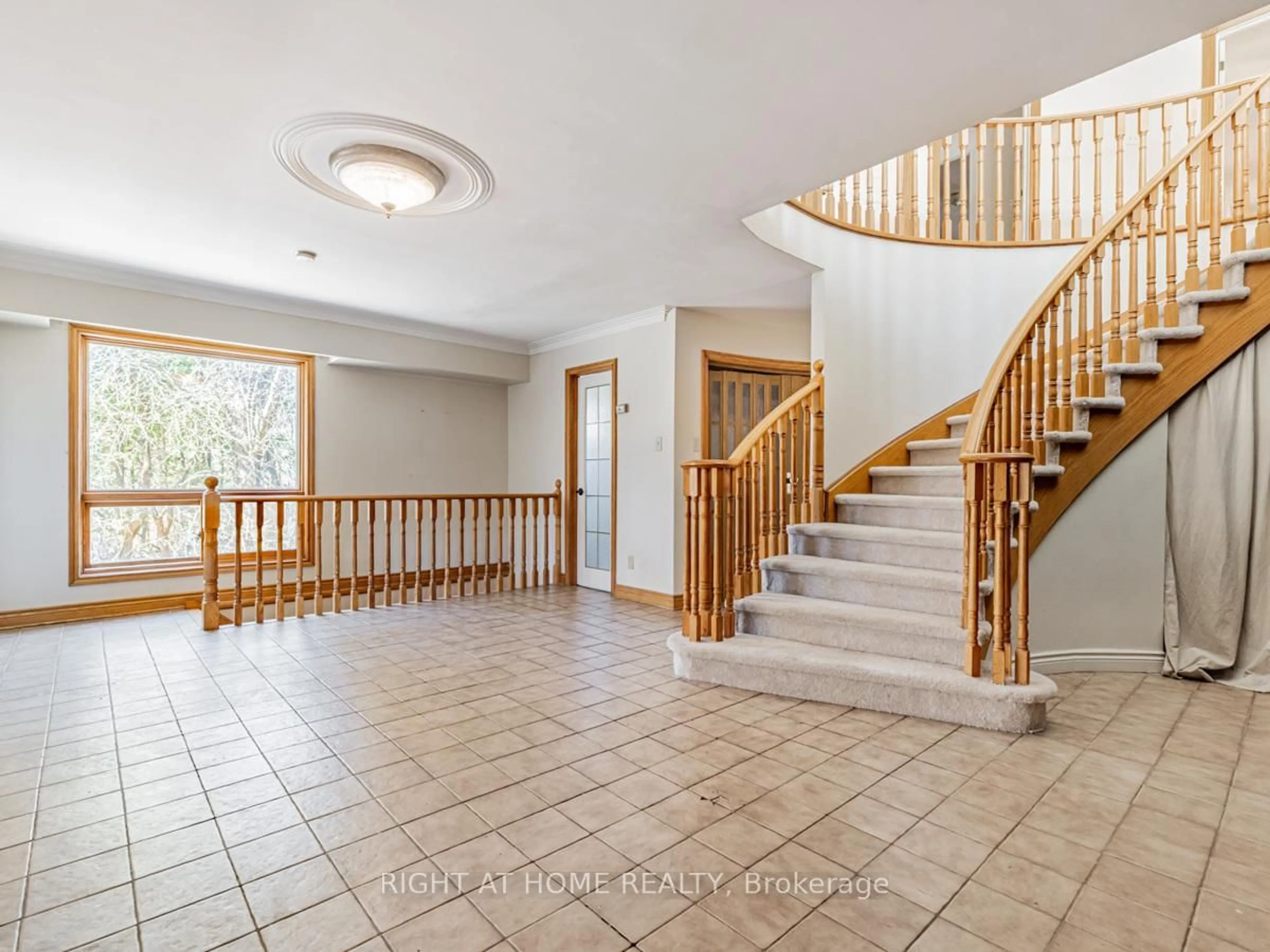 Indoor foyer for 4282 Vivian Rd, Whitchurch-Stouffville Ontario L4A 1Z2