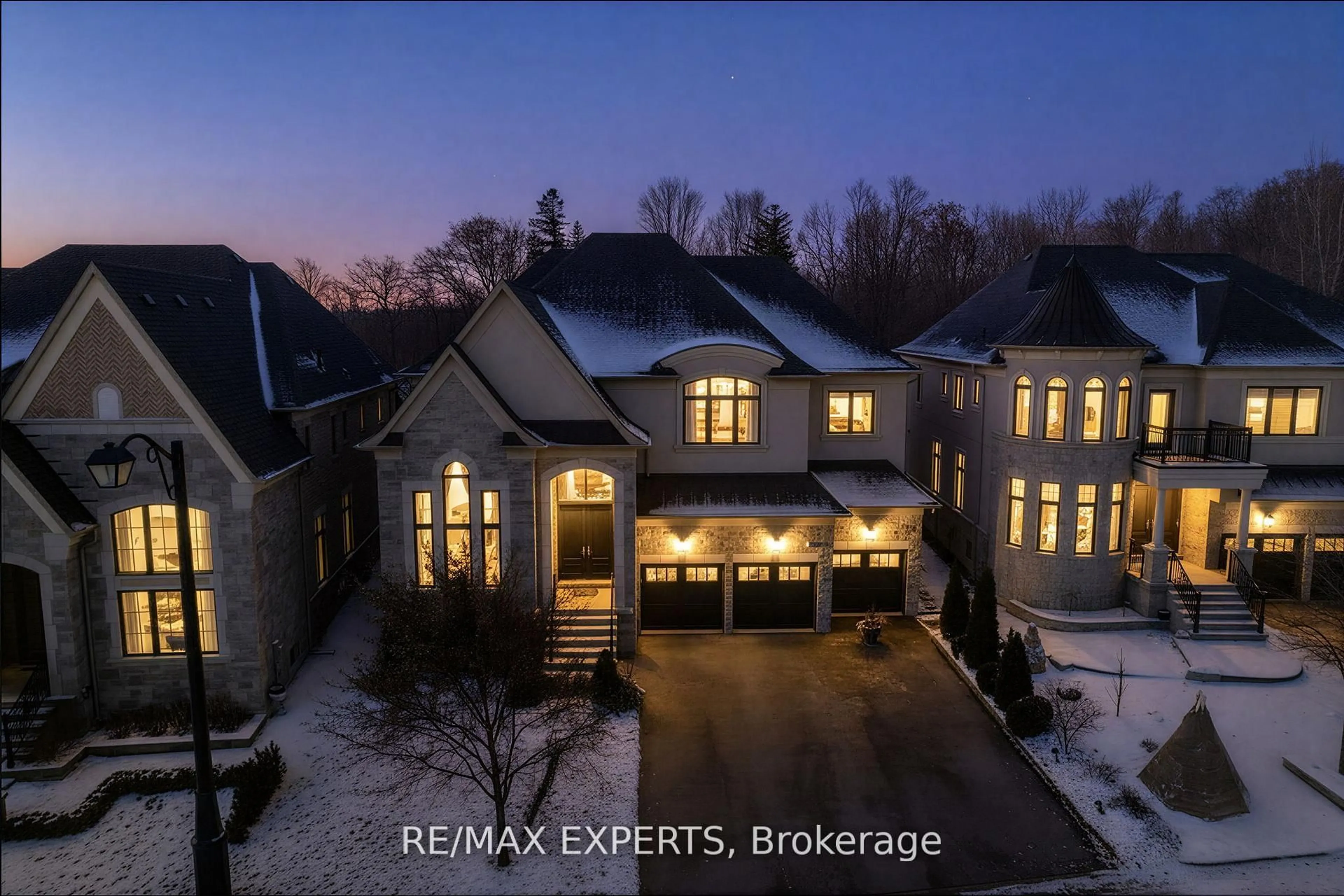 A pic from outside/outdoor area/front of a property/back of a property/a pic from drone, street for 136 Lady Jessica Dr, Vaughan Ontario L6A 4Z7