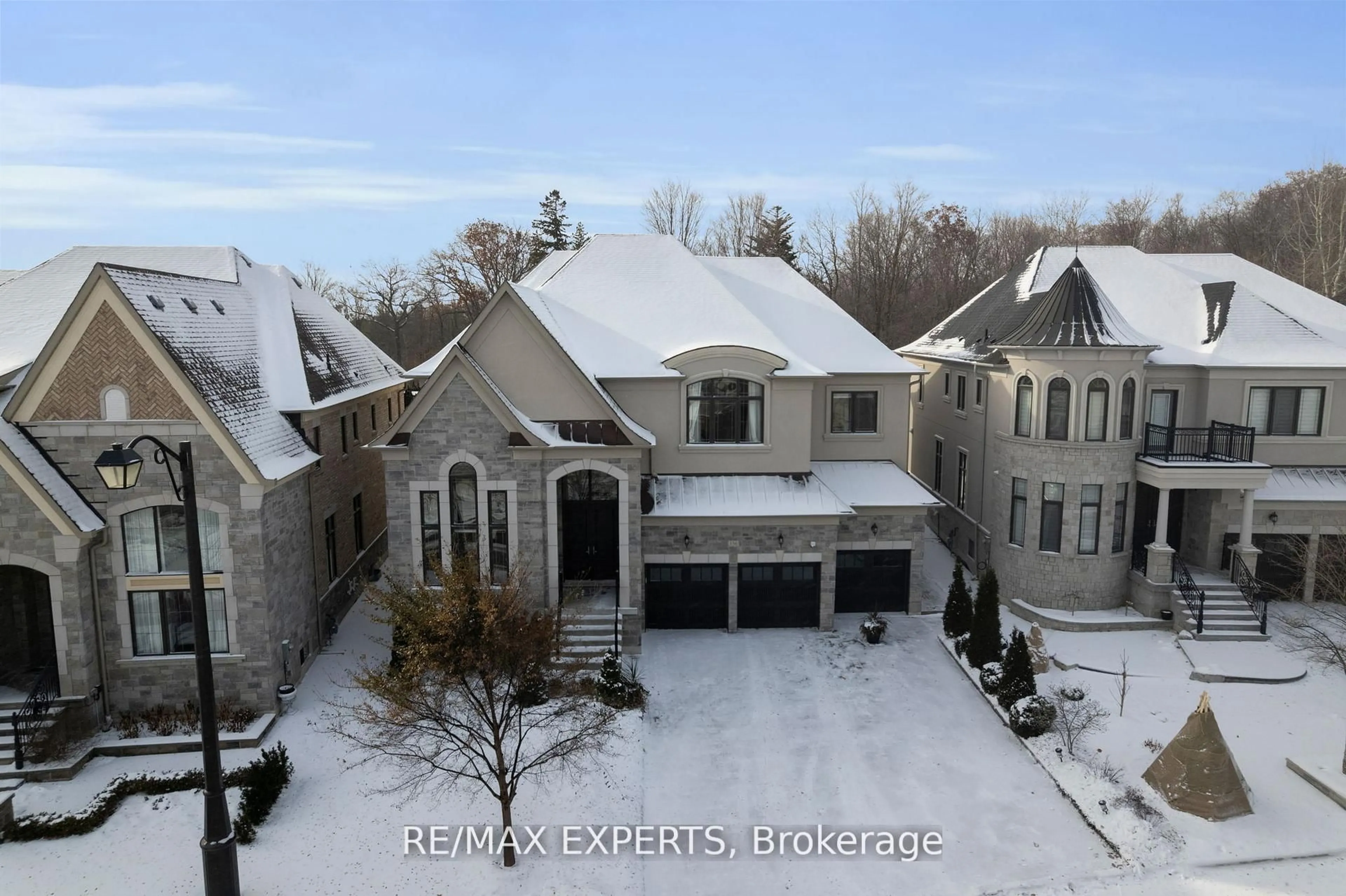 A pic from outside/outdoor area/front of a property/back of a property/a pic from drone, unknown for 136 Lady Jessica Dr, Vaughan Ontario L6A 4Z7