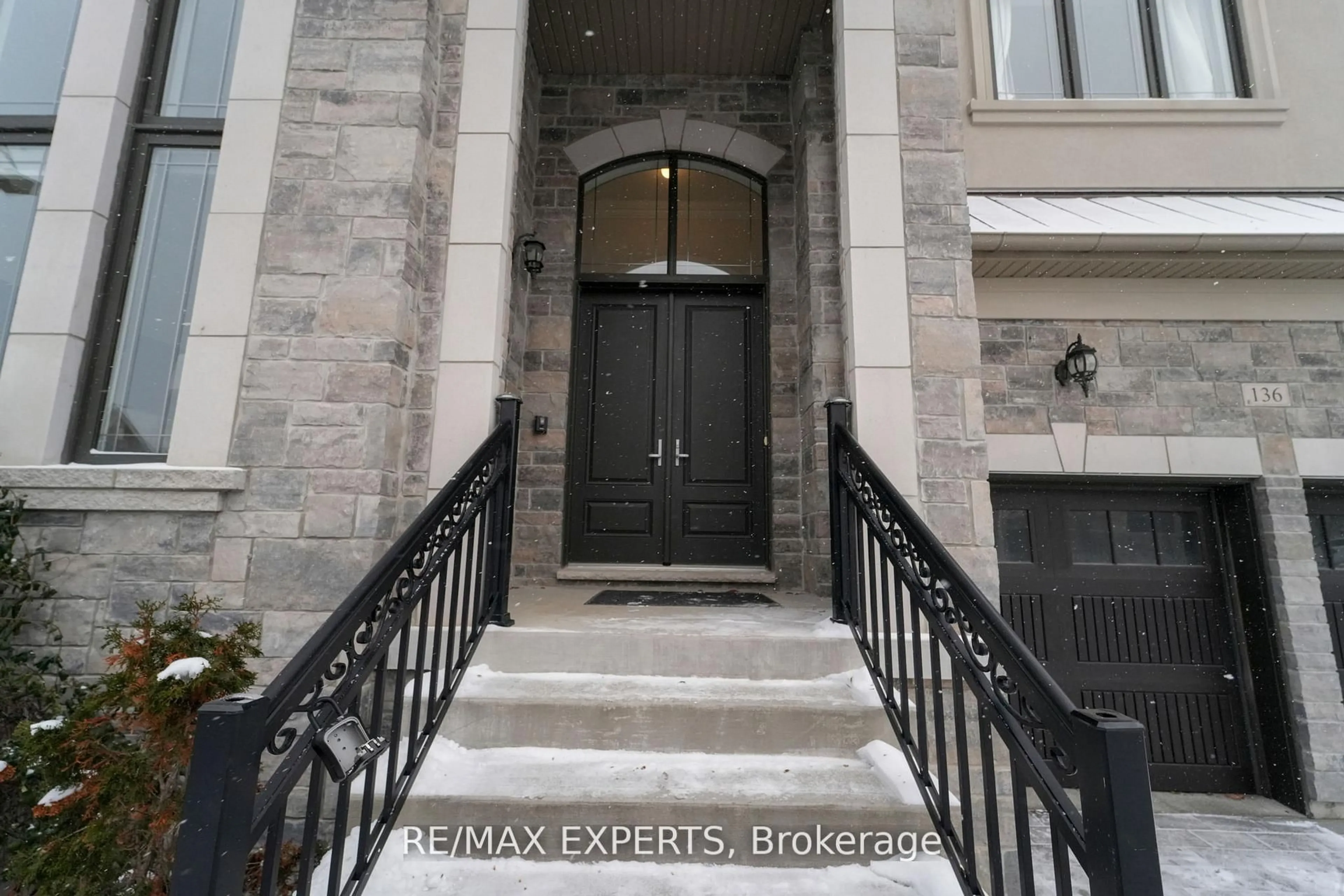 Indoor entryway for 136 Lady Jessica Dr, Vaughan Ontario L6A 4Z7
