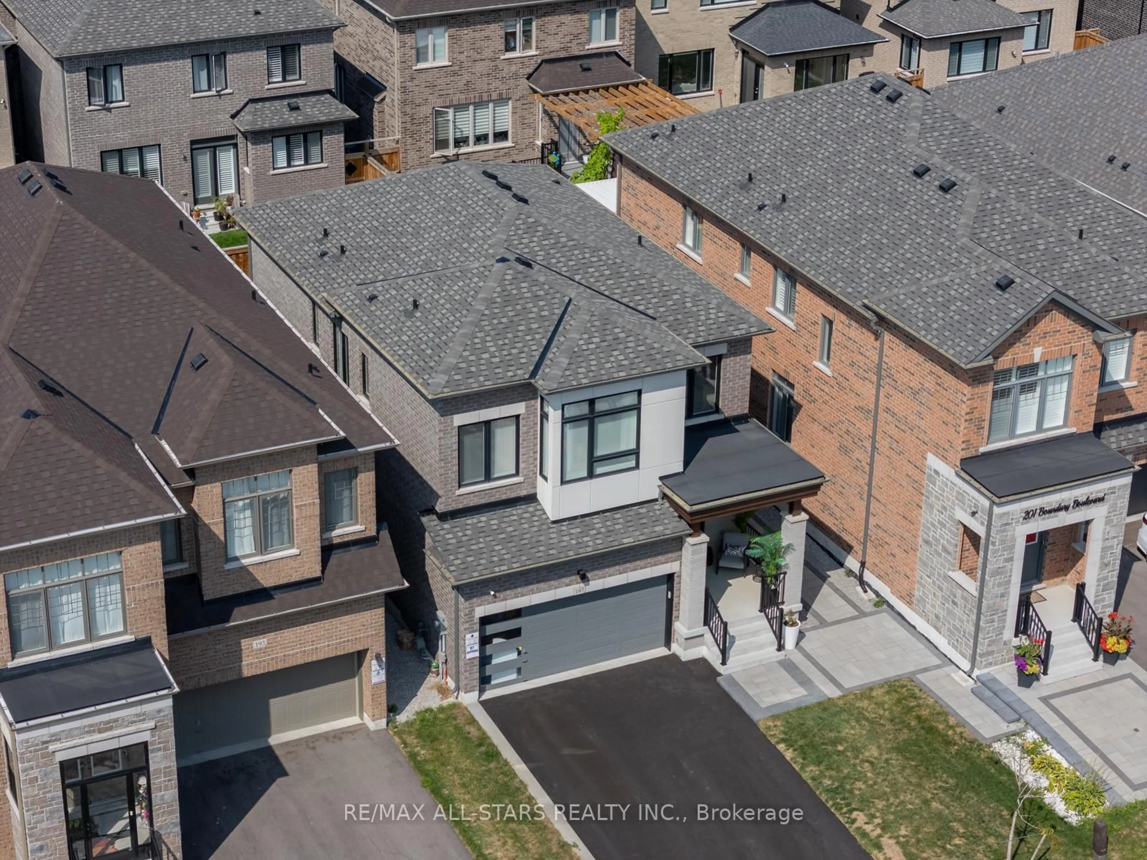 A pic from outside/outdoor area/front of a property/back of a property/a pic from drone, street for 197 Boundary Blvd, Whitchurch-Stouffville Ontario L4A 4W3