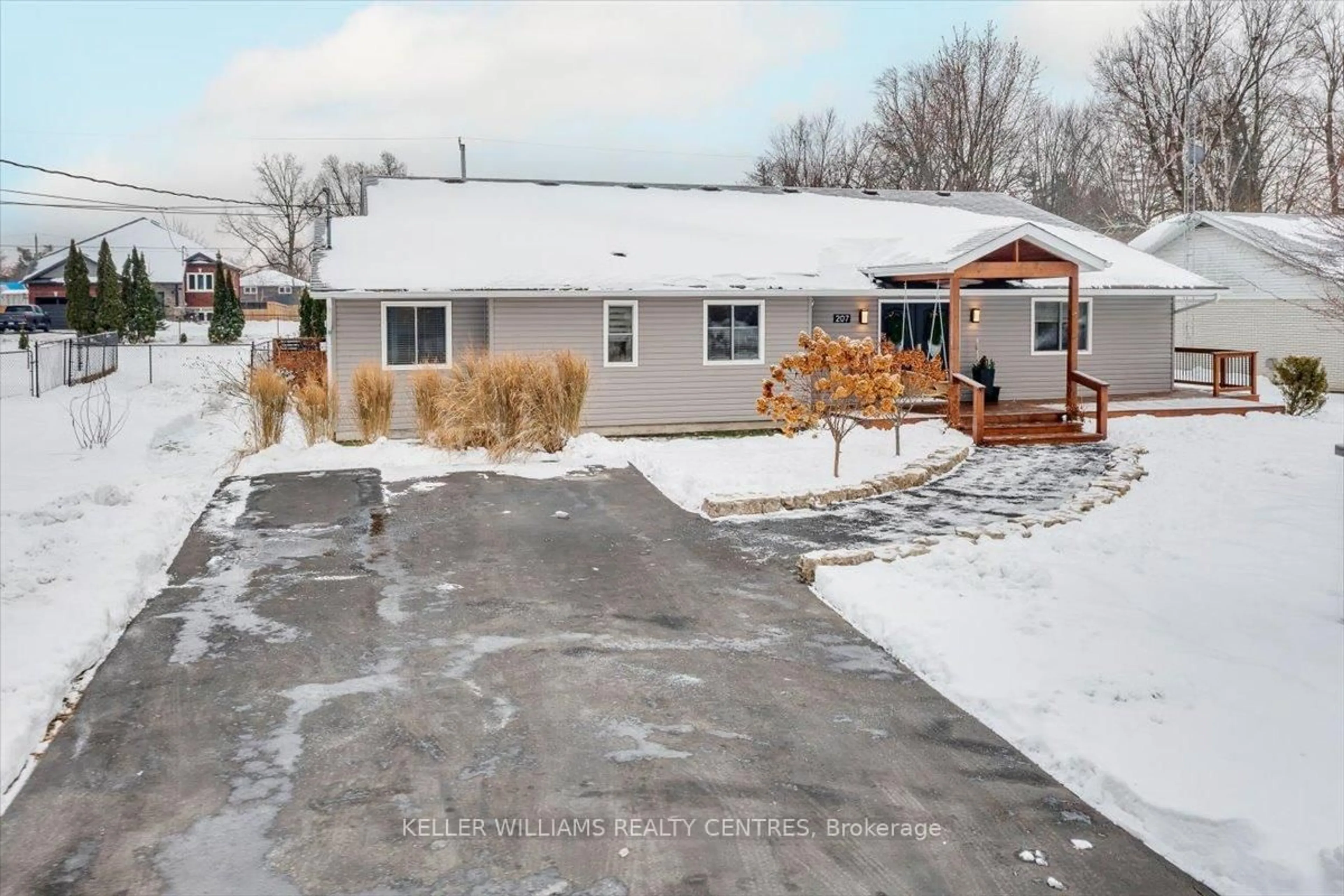 A pic from outside/outdoor area/front of a property/back of a property/a pic from drone, street for 207 South Channel Dr, Georgina Ontario L4P 2N4