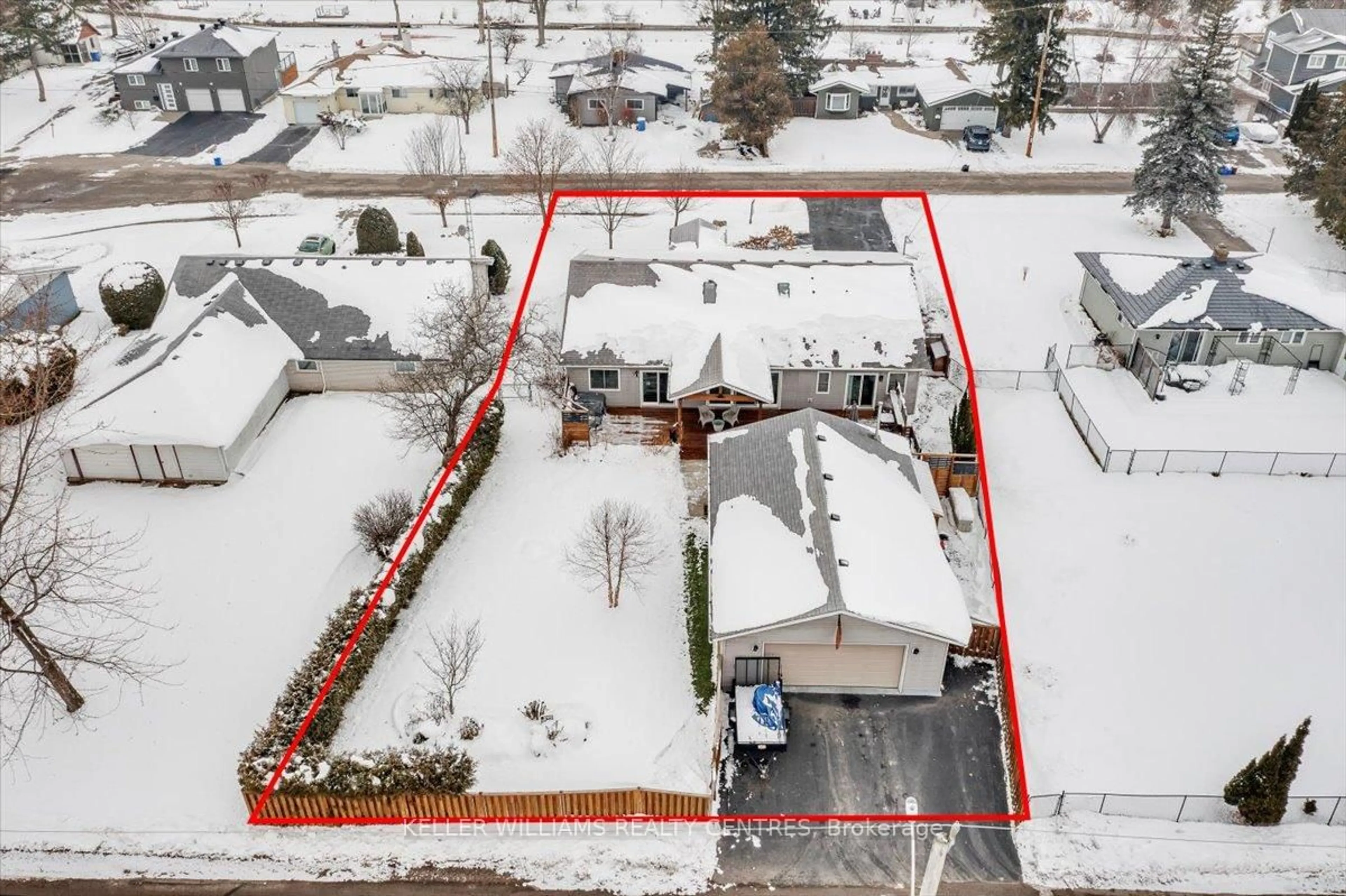 A pic from outside/outdoor area/front of a property/back of a property/a pic from drone, street for 207 South Channel Dr, Georgina Ontario L4P 2N4
